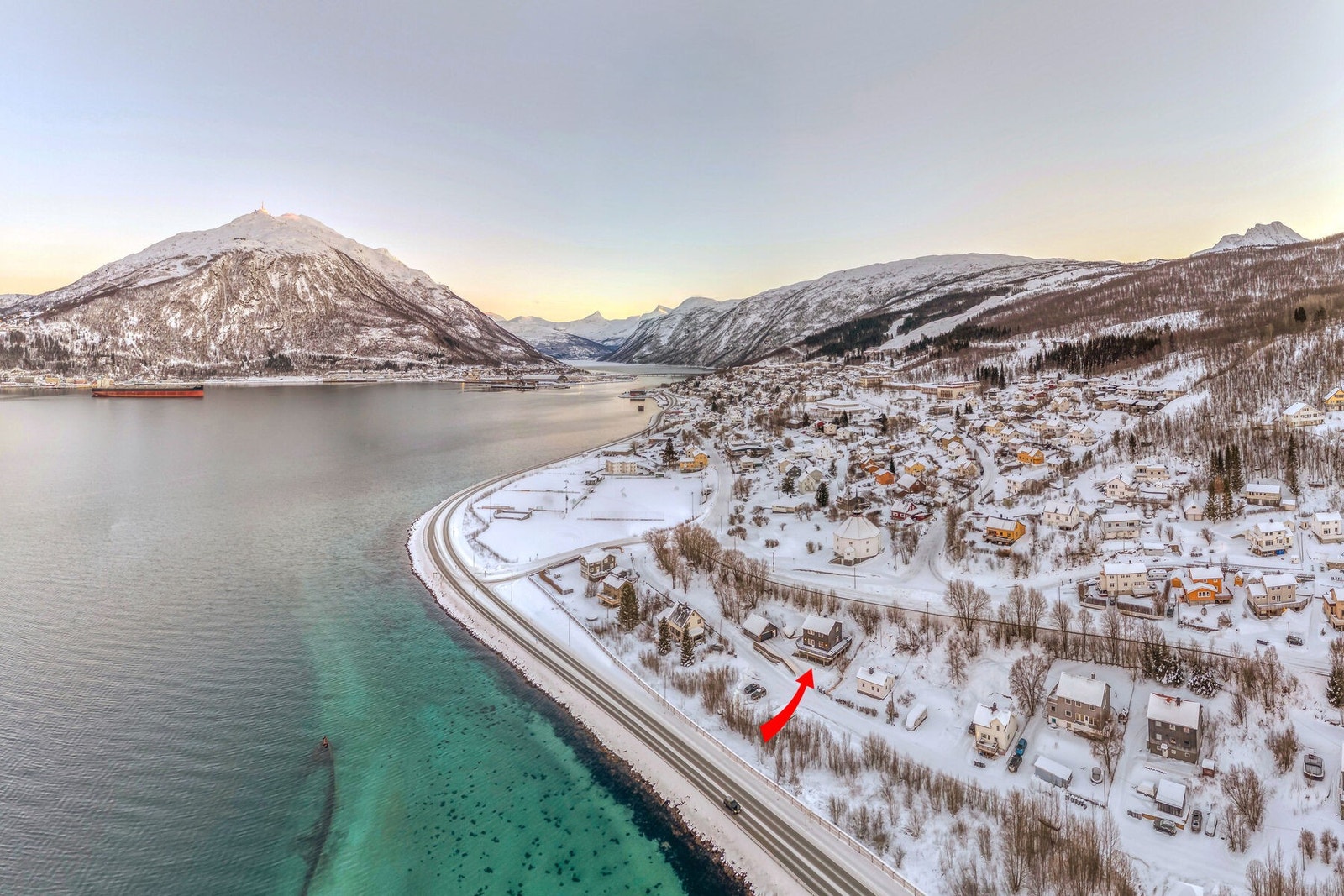 Ca. 10 min. gange til barneskole, barnehage, SFO, alpinanlegg og lysløype Galleribilde