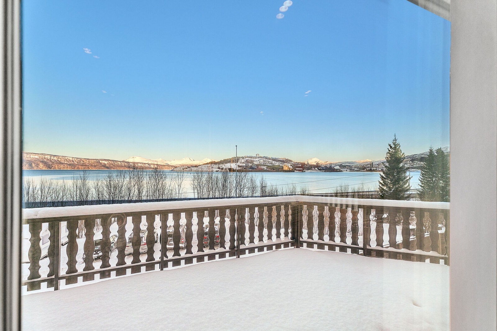 Vakker utsikt mot fjord og fjell Galleribilde