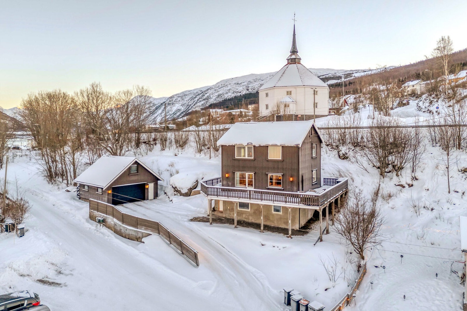 Innholdsrik enebolig med attraktiv beliggenhet. Godkjent utleiedel i sokkeletasjen. Stor garasje med innredet og isolert loft. Velkommen på visning! Galleribilde