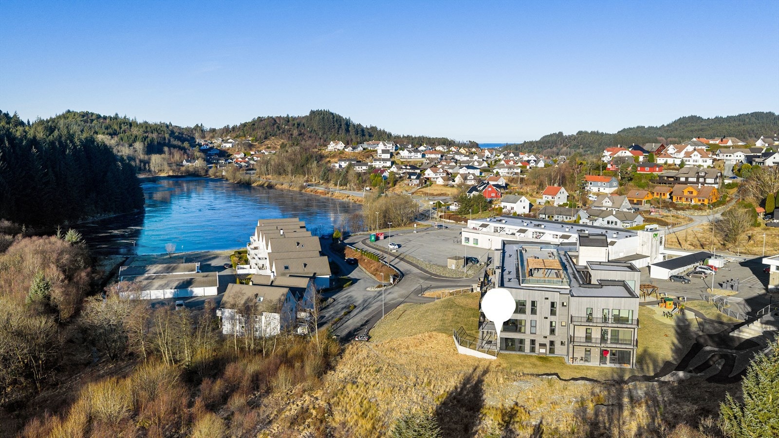 Det er kort avstand til skole og barnehager, noe som gjør området svært barnevennlig og praktisk i en travel hverdag. I tillegg er det bussholdeplass i kort gangavstand fra leiligheten med hyppige avganger mot både Amanda Storsenter og Haugesund sentrum. Galleribilde