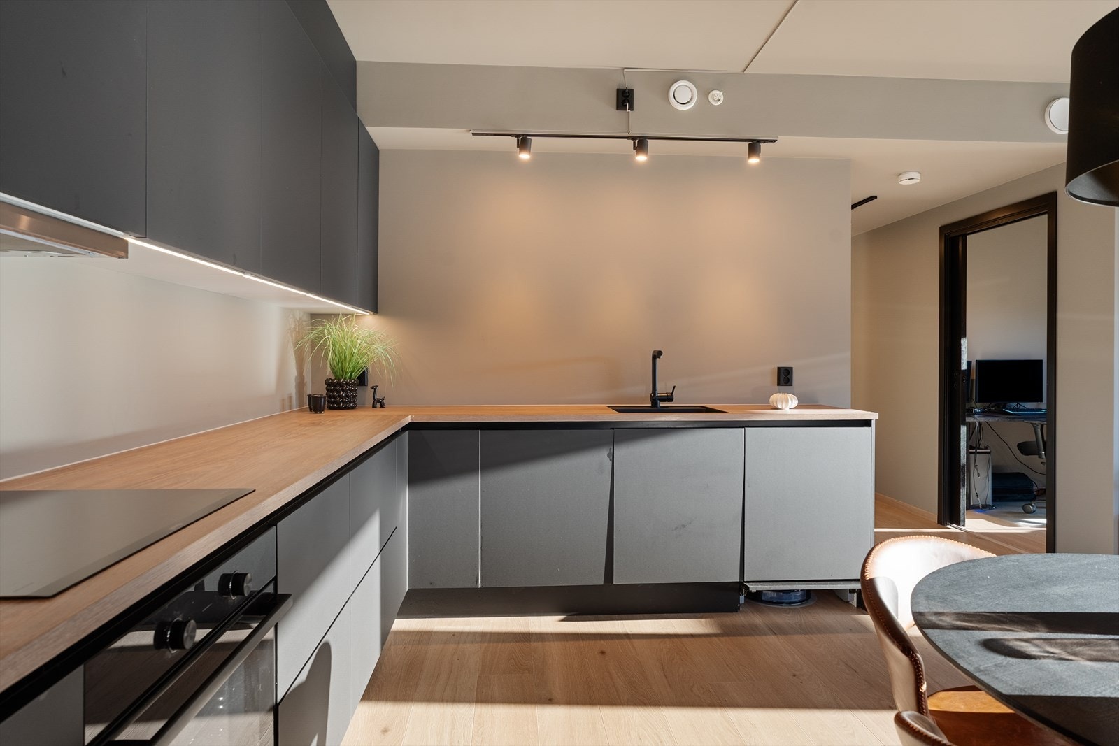 Mørk, tidsriktig kjøkkeninnredning. God oppbevarings- og arbeidsplass! Galleribilde