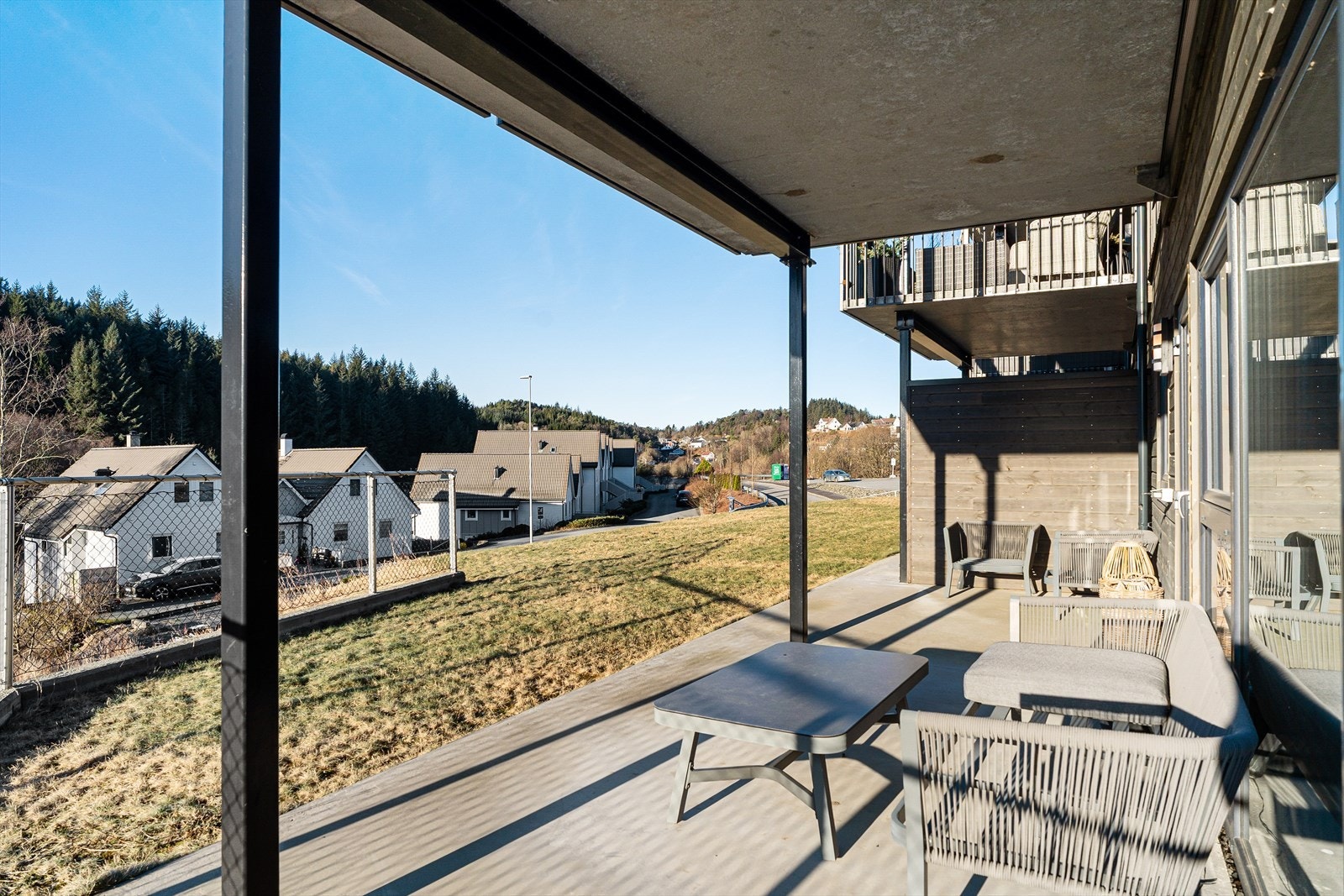 Fra stuen er det utgang til herlig, vestvendt terrasse med gode solforhold. Plass til utemøbler og potteplanter.
Terrassen fungerer som en forlengelse av stuen i sommerhalvåret. Galleribilde