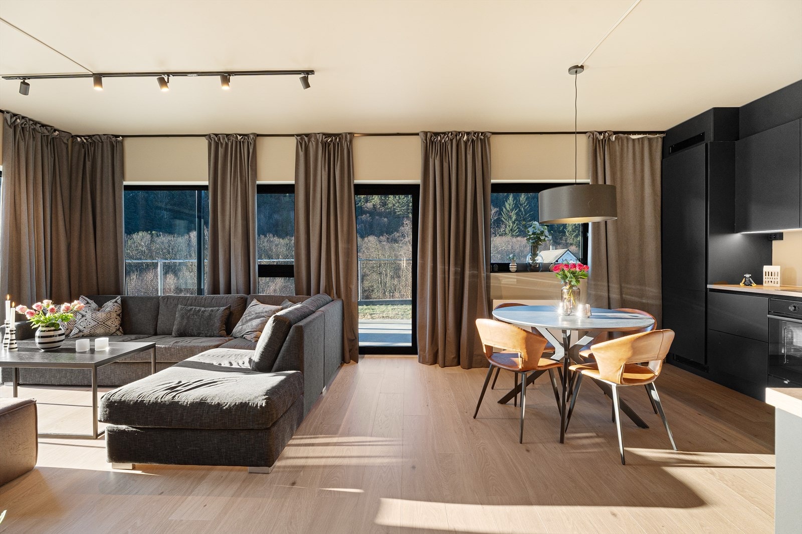 Boligen holder en delikat og tidsriktig standard. Utstrakt bruk av slette, malter vegger, listfrie overganger mellom vegg/himling og flott, enstavs laminatgulv. Galleribilde