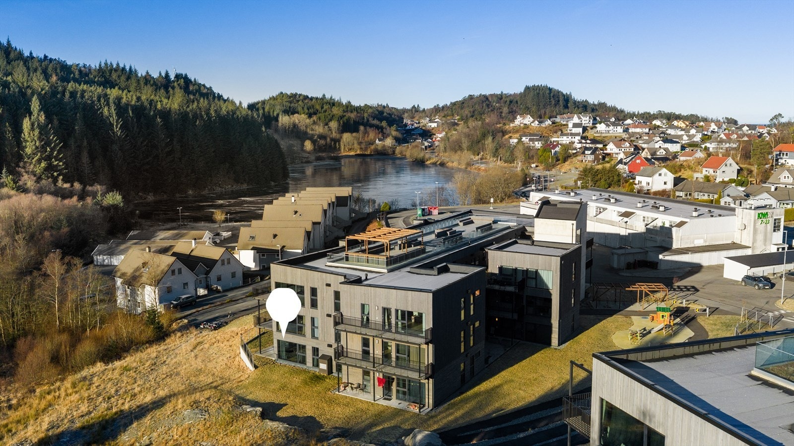 Beboerne kan nyte en stor, felles takterrasse med sitteplasser og pergola. Galleribilde
