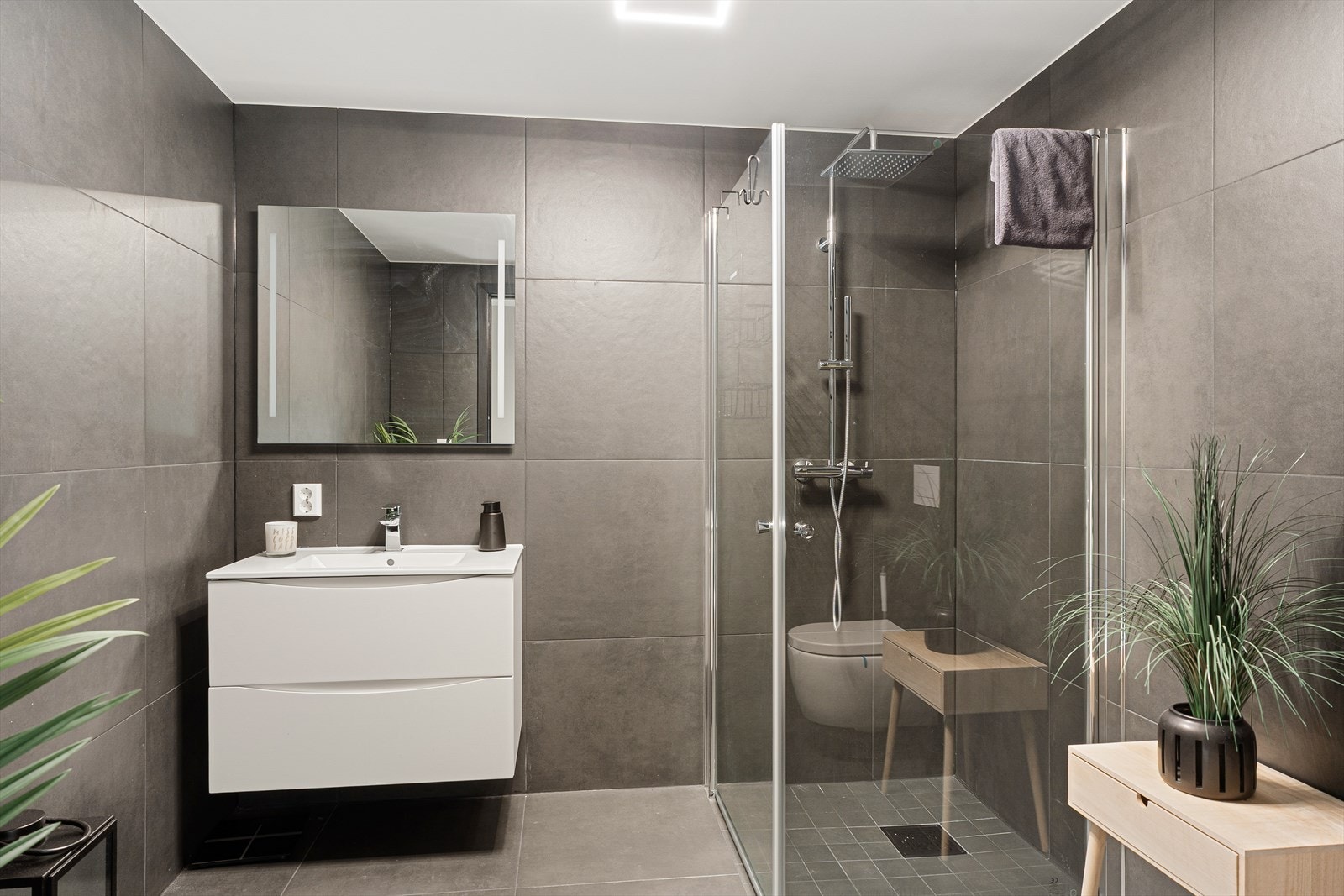 Delikat, helfliset bad levert av Karsten Bjelland. Flotte og tidsriktige materialvalg! Galleribilde