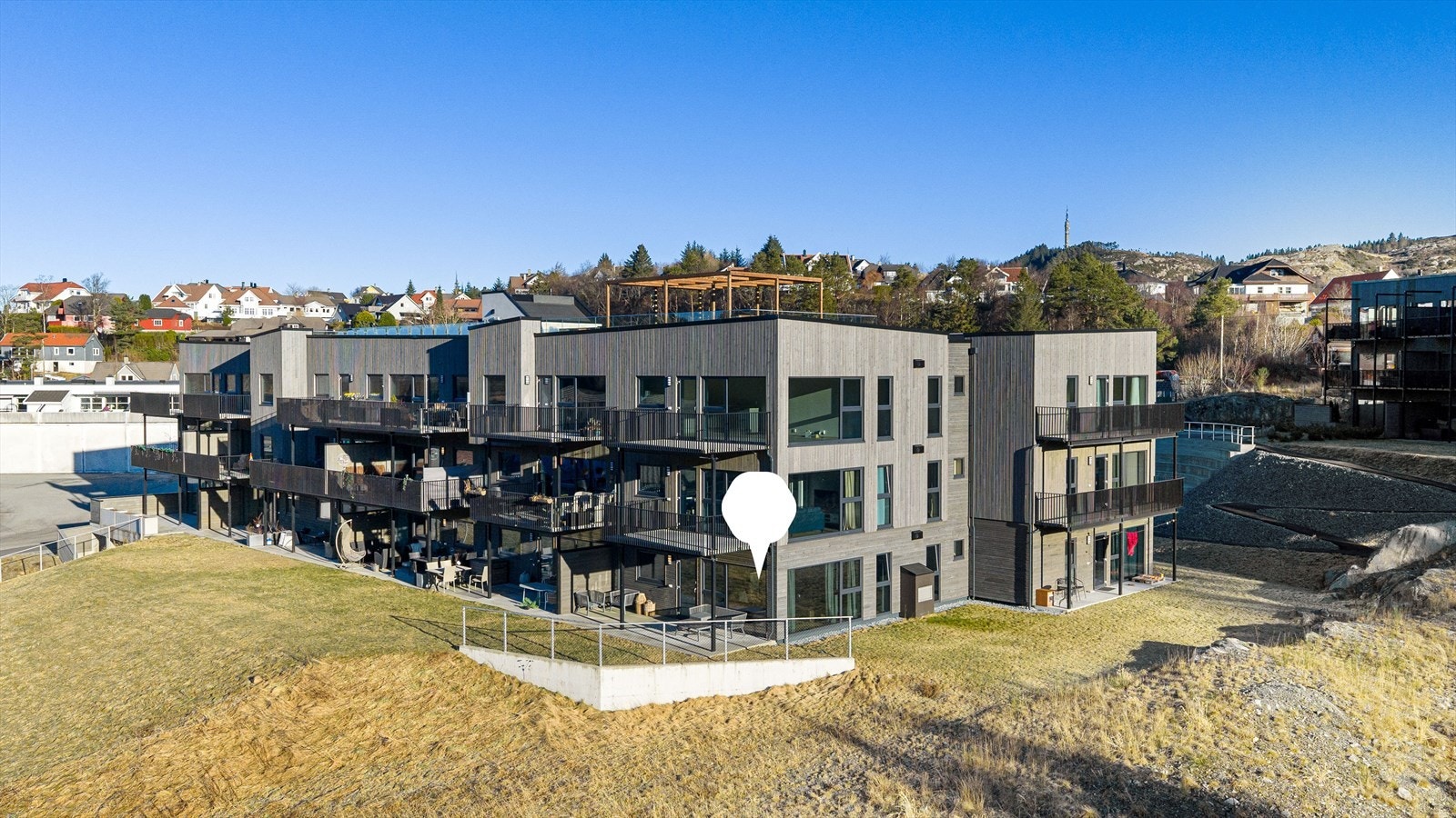 Velkommen til Trettemyrvegen 16C - En delikat, tidsriktig 3-roms endeleilighet beliggende like øst for Gåsavatnet. Leiligheten sto ny i 2024 og har energivennlige løsninger som vannbåren varme (fjernvarme) og balansert ventilasjon med varmegjenvinning. Galleribilde