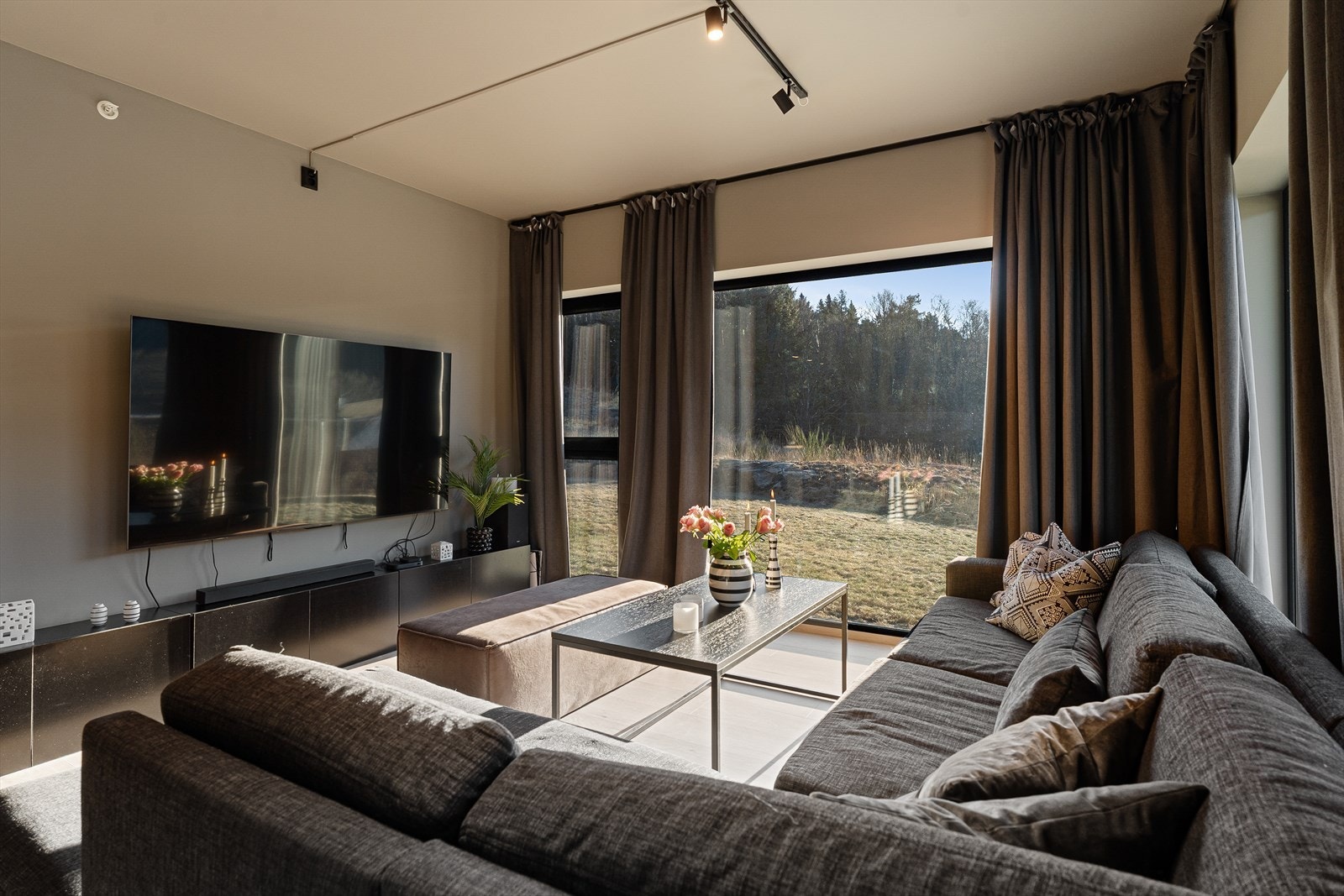 Rommet har flere innredningsmuligheter og god plass til både sofa og spisegruppe. Galleribilde