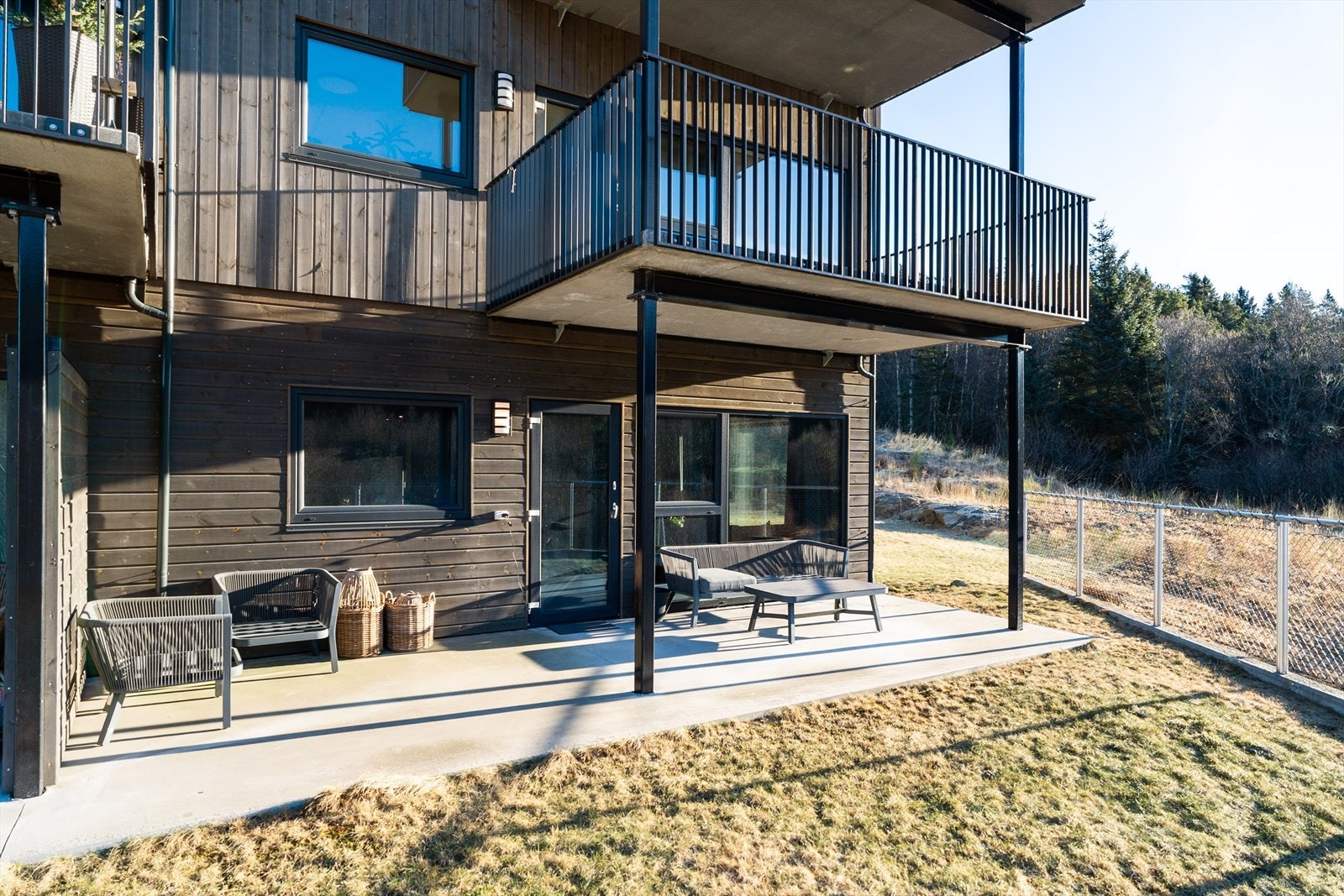 Leiligheten har vestvendt terrasse med gode solforhold, samt parkeringsplass og sportsbod i felles garasjeanlegg. Galleribilde