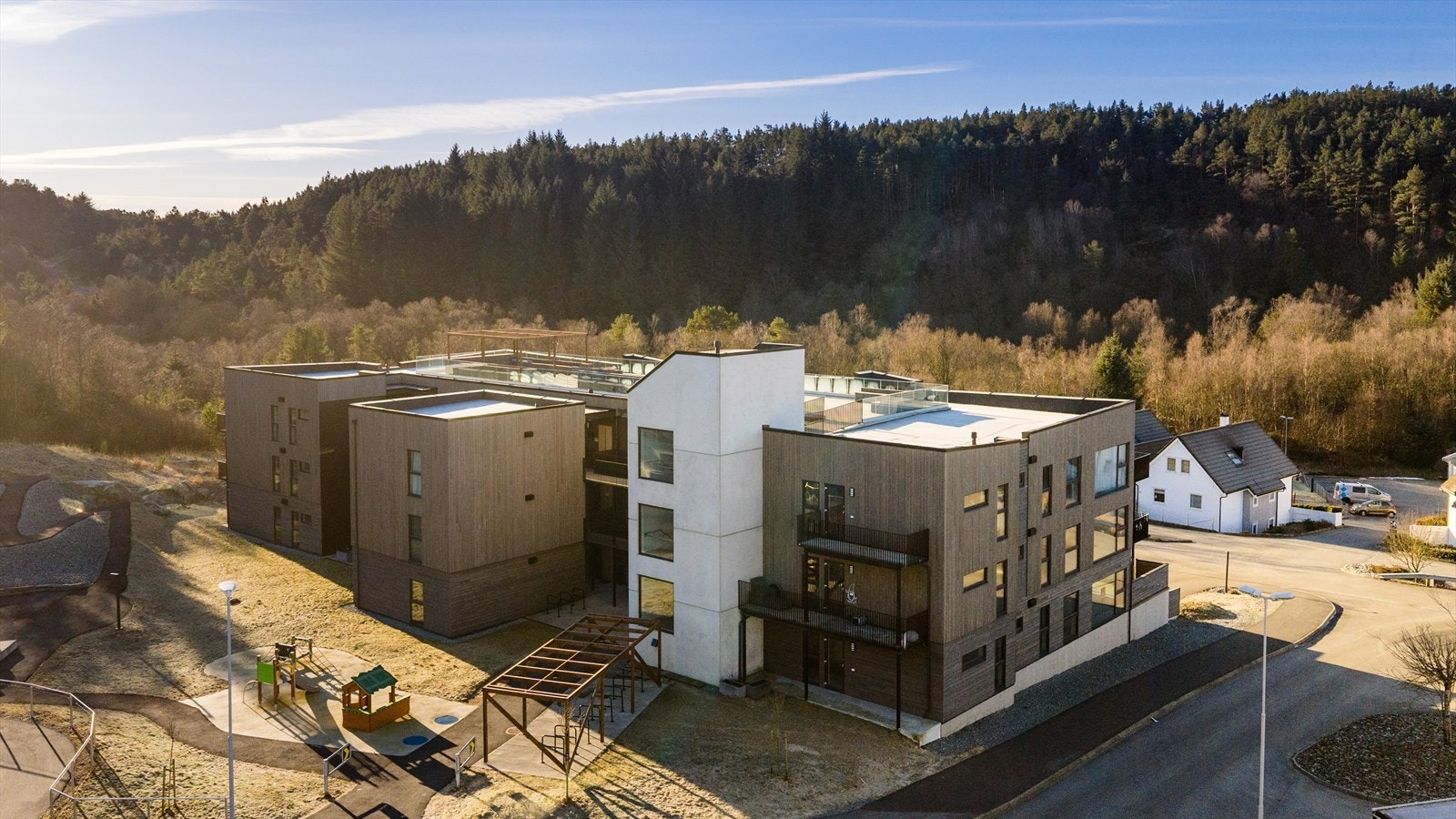 Området byr på flotte turmuligheter; Storasundfjellet, Steinsfjellet, Vardafjellet og i Djupadalen. Her finner man et rikt utvalg av stier og turveier som passer både for barnefamilier, mosjonister og de som ønsker lengre og mer krevende turer. Galleribilde