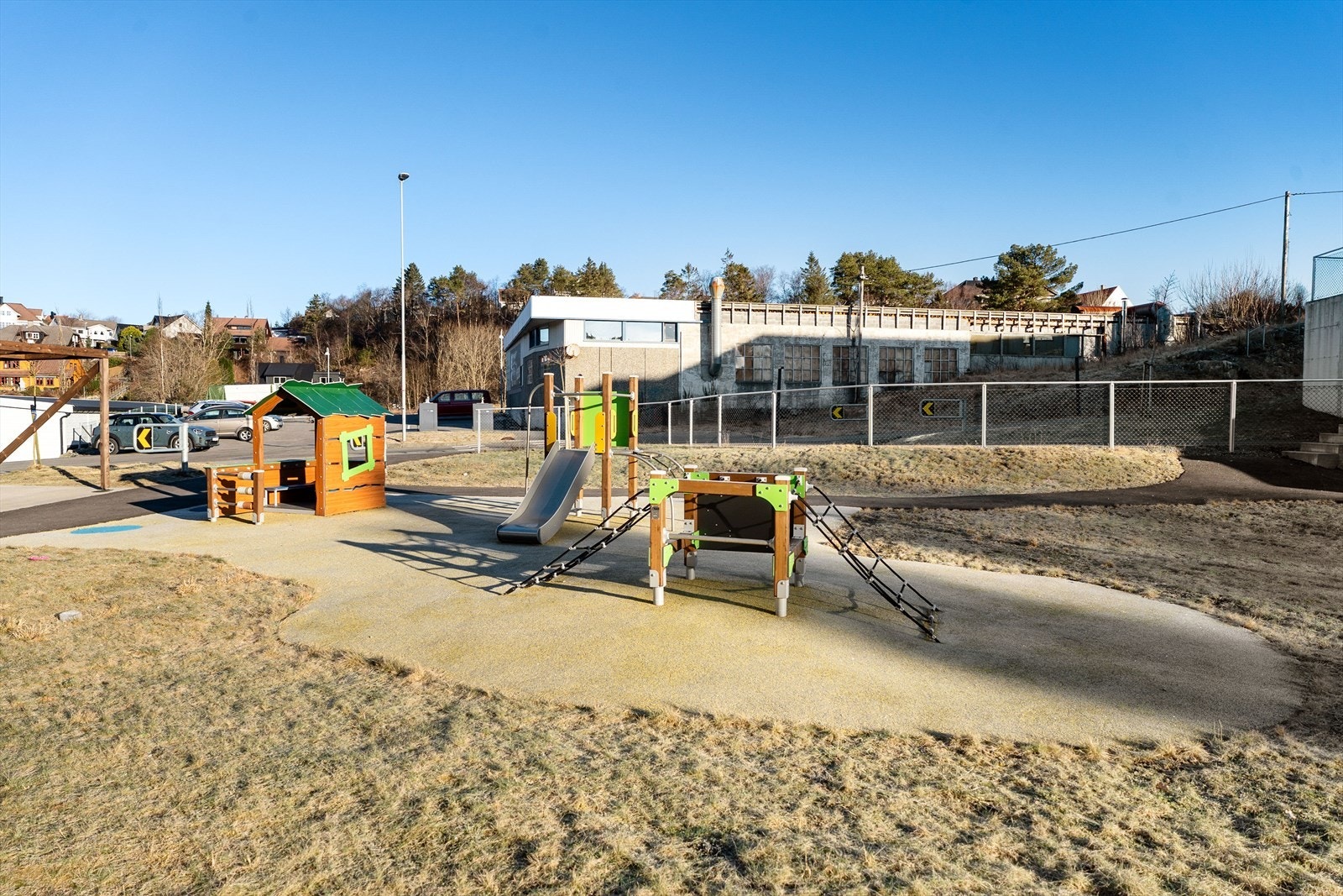 Fellesområdene er pent opparbeidet med blant annet lekeplass, flotte sitteplasser og sykkelparkering. Galleribilde