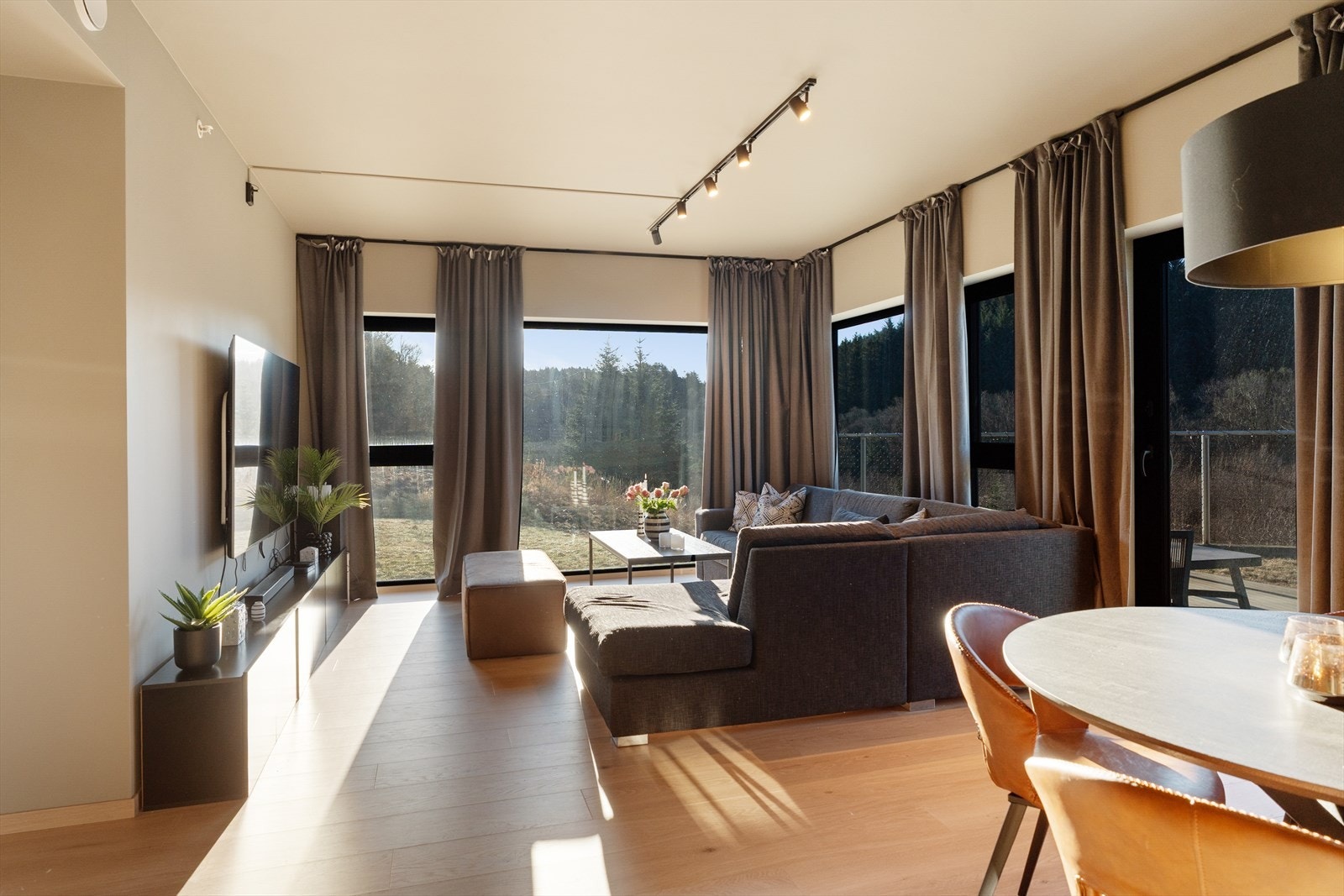 Generøse vindusflater gir godt med naturlig lys. Galleribilde