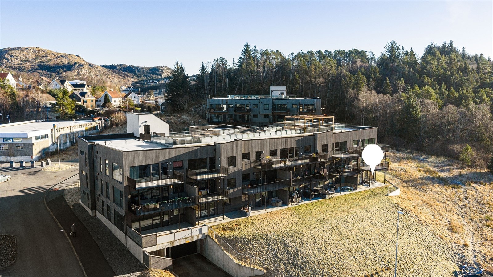 I Trettemyrvegen 16C bor man lunt og tilbaketrukket i Skåredalen Vest, med kort vei til dagligvareforretning (Kiwi) og bussholdeplass. Galleribilde