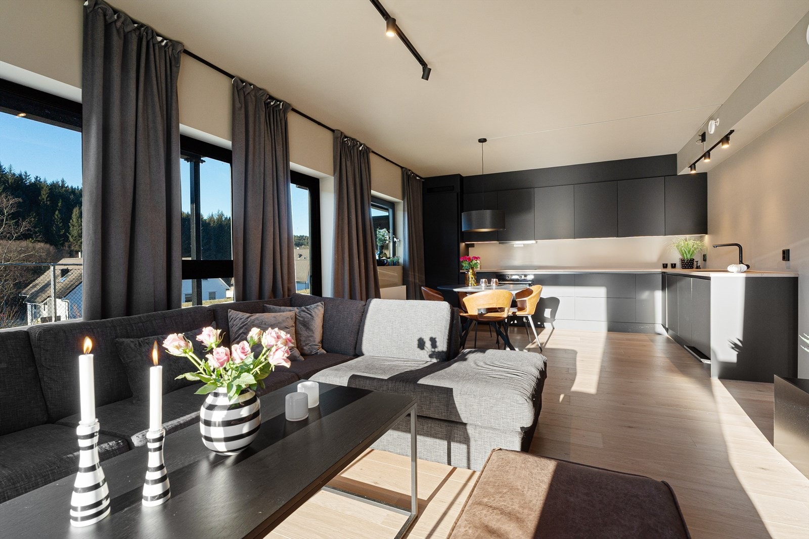 Stue og kjøkken i åpen løsning skaper en romslig og sosial arena. Galleribilde