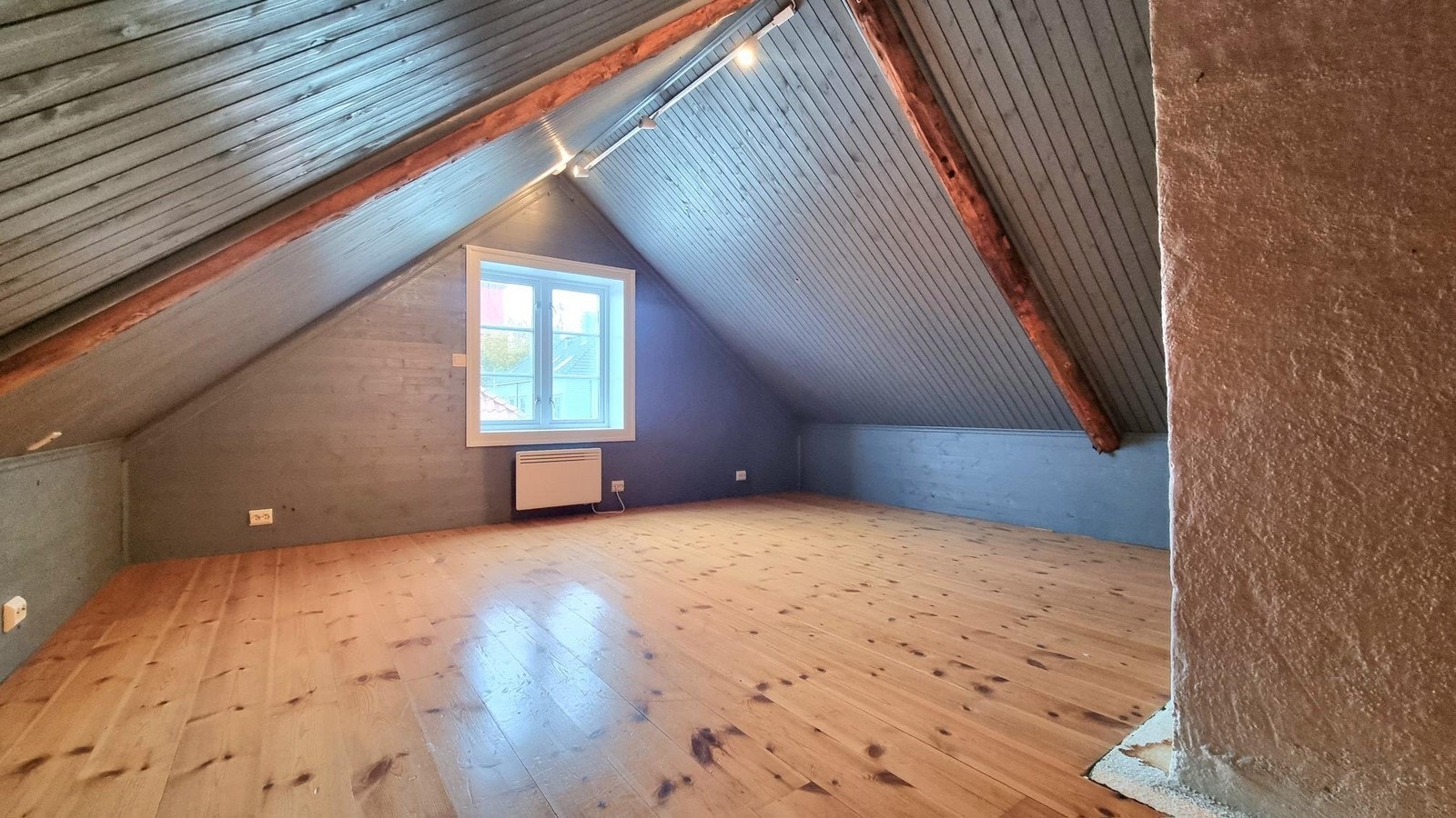 Loftet er innredet som stue. Galleribilde