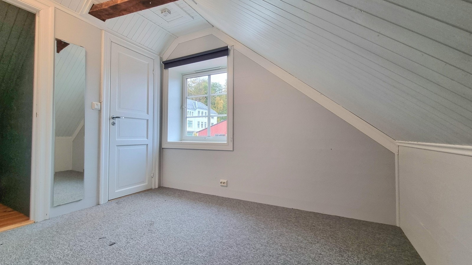 Soverom på loft har eget WC og dusj Galleribilde