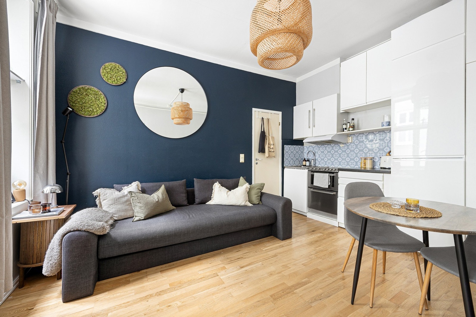 Boligen er i dag praktisk innredet med sovesofa og spisebord. Galleribilde