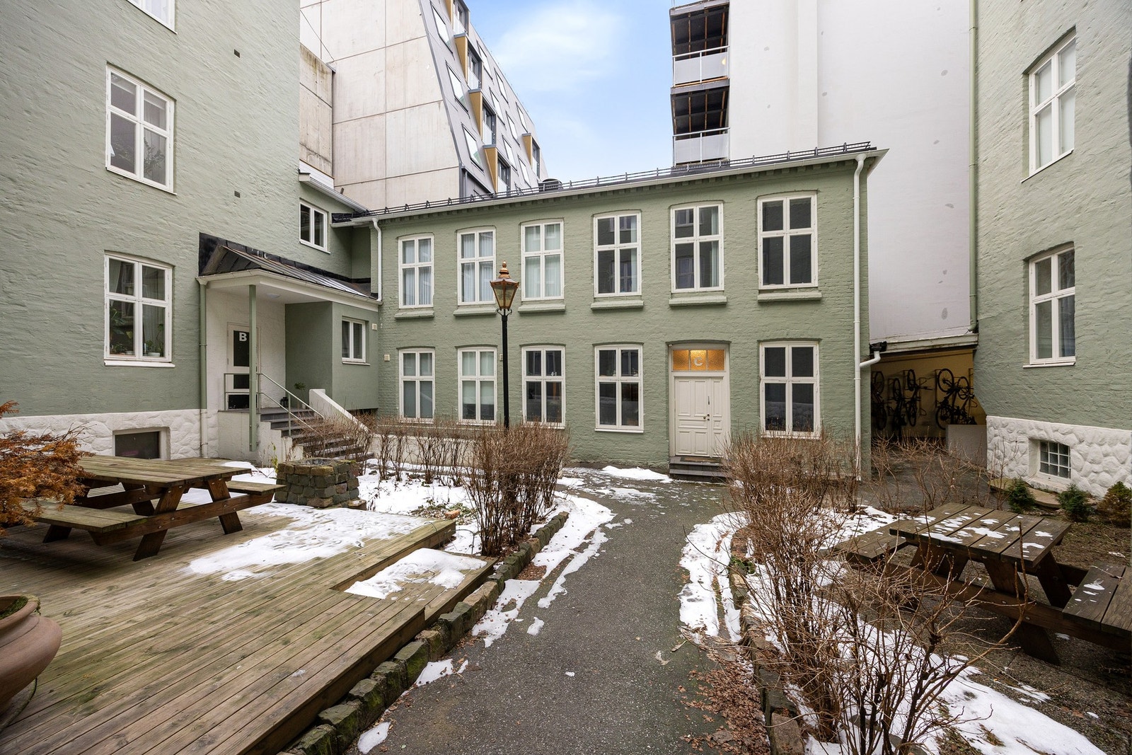 Bakgårdsbygningen består av kun to leiligheter, hvorav denne leiligheten er den ene. Galleribilde