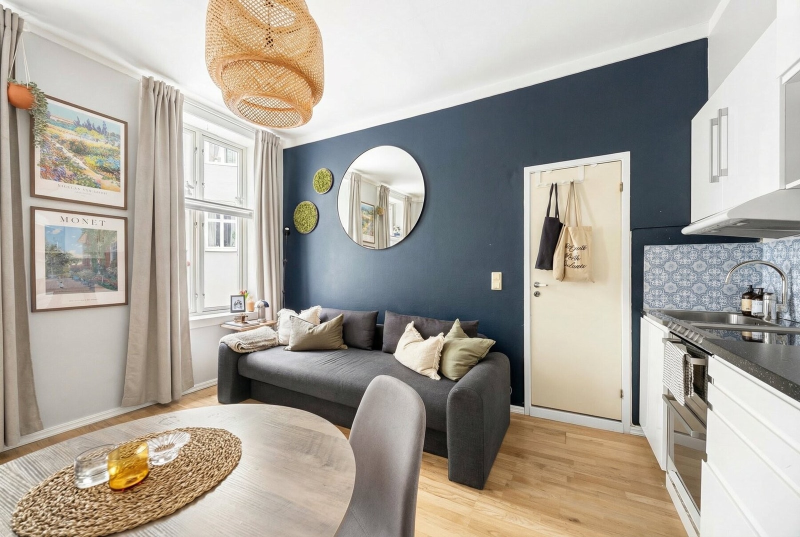 Takhøyden i allrommet er målt til hele 2,86 meter, som sammen med store vindusflater sørger for en god romfølelse. Galleribilde