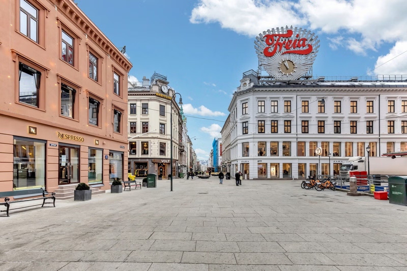 Karl Johans gate er kun en spasertur fra boligen. Galleribilde