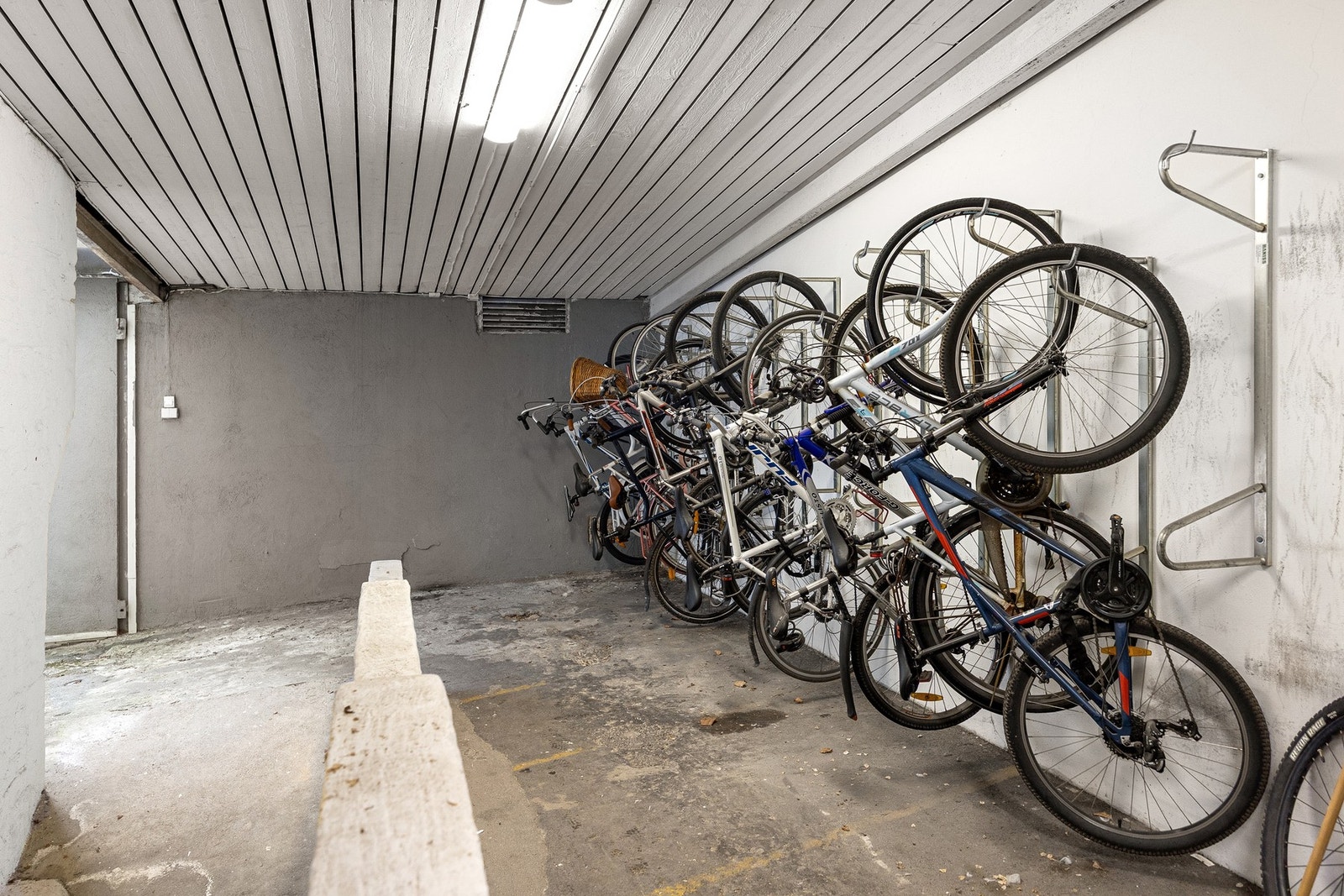 Felles sykkelrom, gratis fellesvaskeri og tilgang på smøreutstyr/ stasjon for ski i fellesbod. Galleribilde