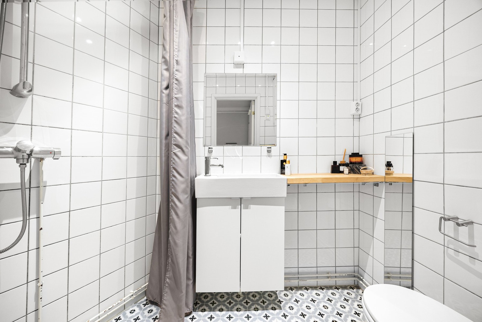 Badet har flislagte vegger og nedforet malt himling med innfelte downlights, og flislagt gulv med varmekabler. Galleribilde