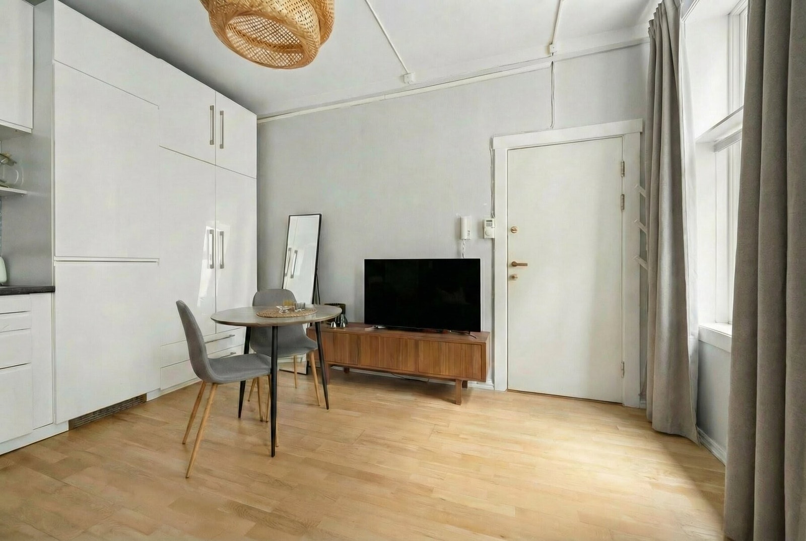 Gulvoverflater består av eikeparkett. Galleribilde