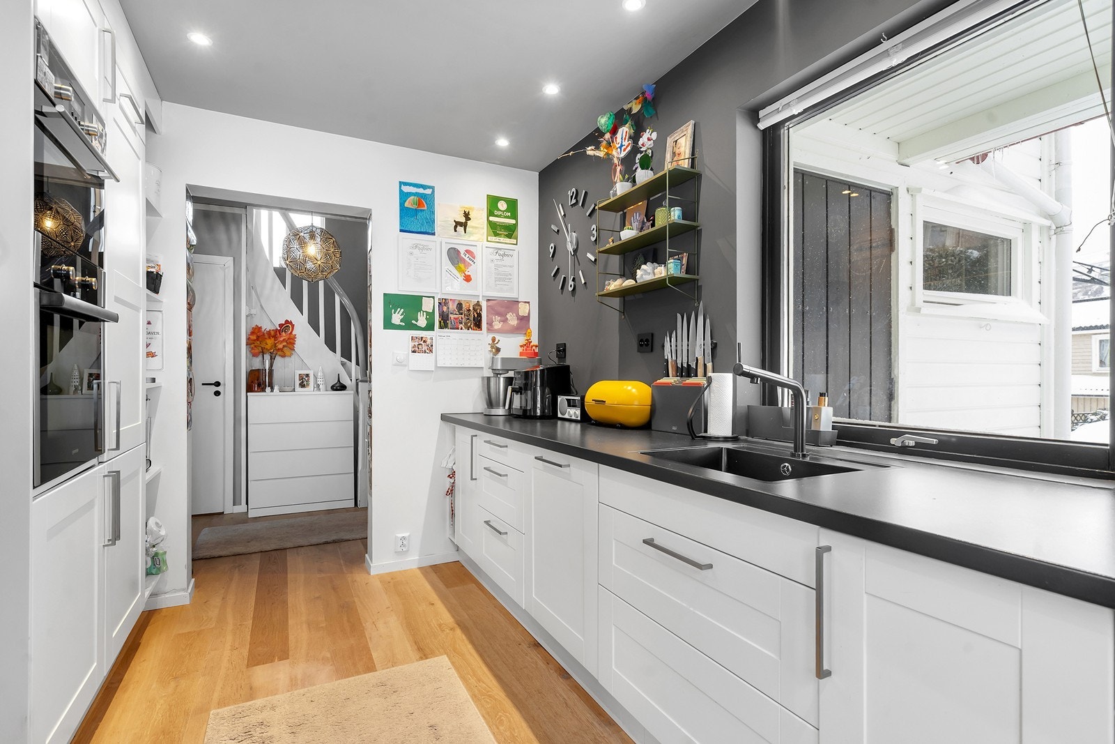 Ikea kjøkken fra ca. 2018 med god skap- og benkeplass. Galleribilde