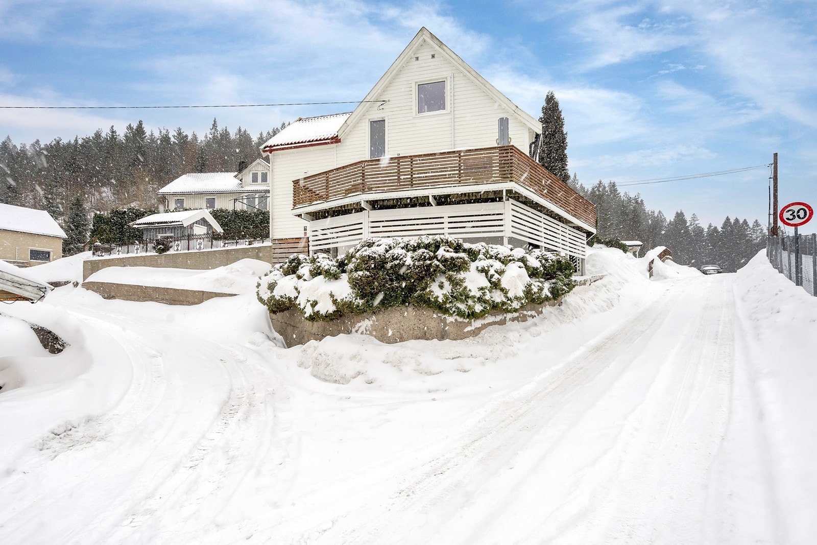 Eiendommen ligger tilbaketrukket på en høyde, har solrik og pent opparbeidet tomt. Galleribilde