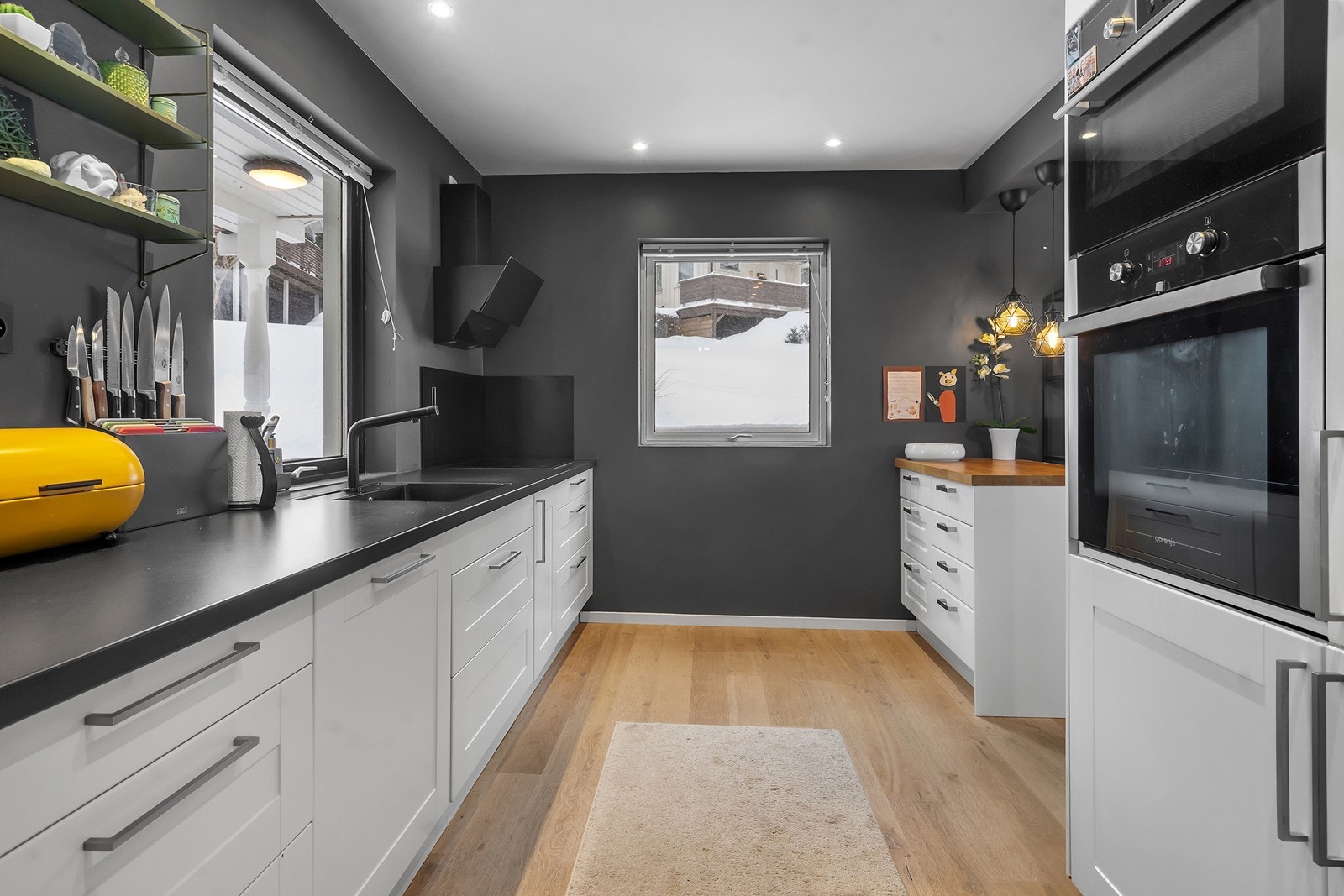 Integrert stekeovn, mikrobølgeovn, oppvaskmaskin og kjøleskap med frys som medfølger i handelen. Galleribilde