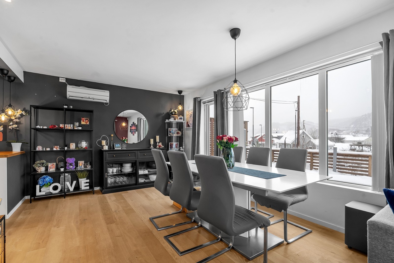 Fra rommet har man utgang til veranda. Galleribilde