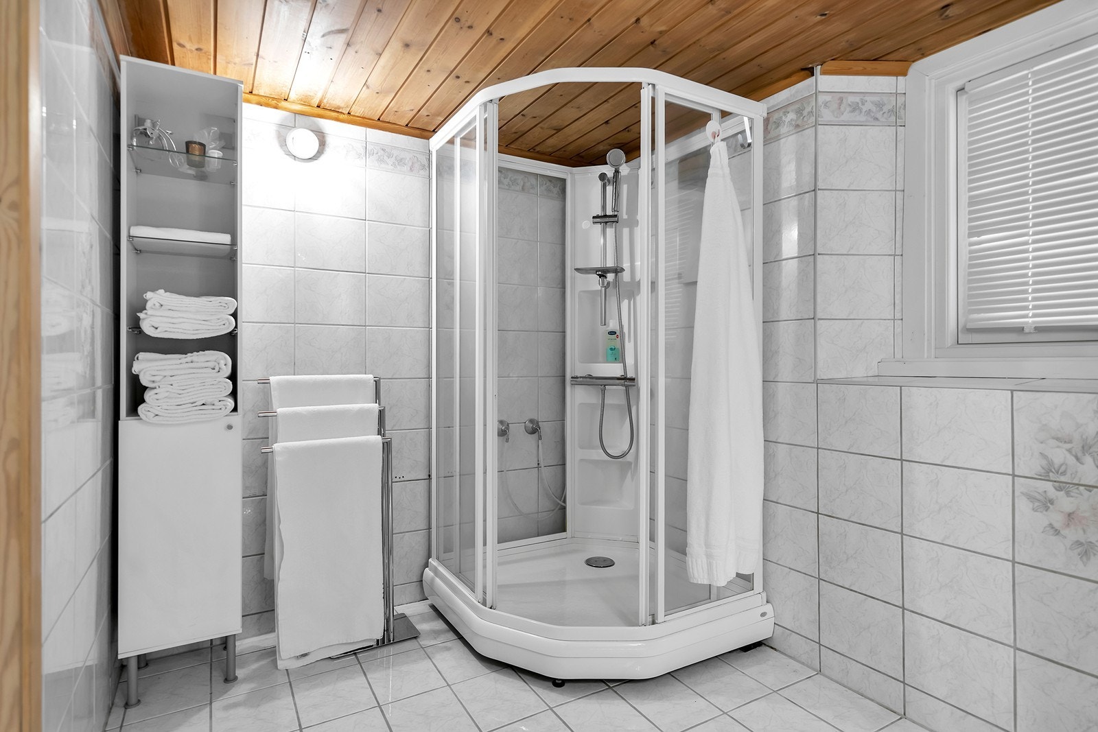 Bod innredet/brukt som bad. Rommet er ikke godkjent til varig opphold/beboelse. Galleribilde