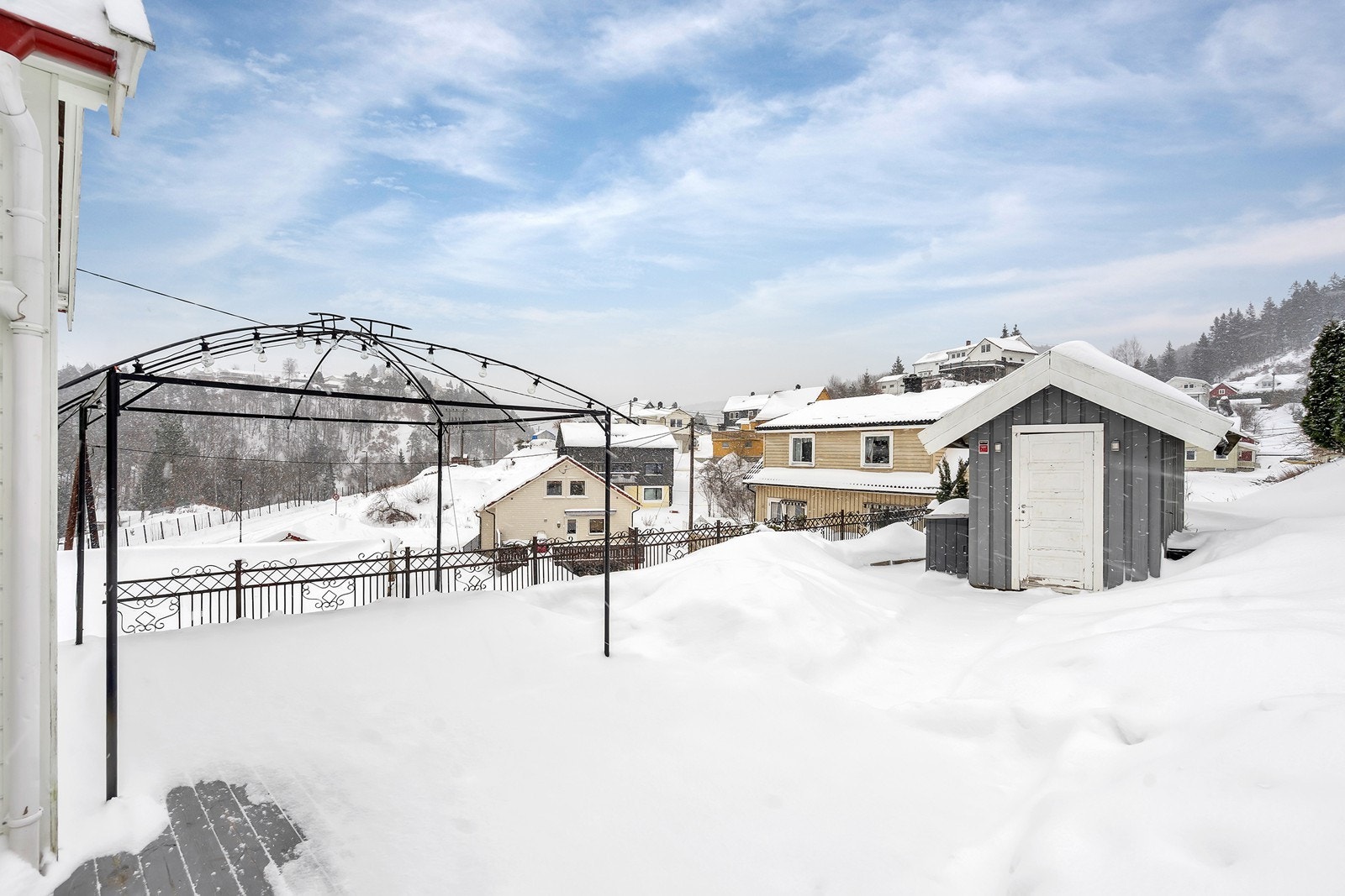 Tomten består av to bnr. og er på totalt ca. 372 m². Frittliggende redskapsbod (ikke søkt inn godkjent). Galleribilde