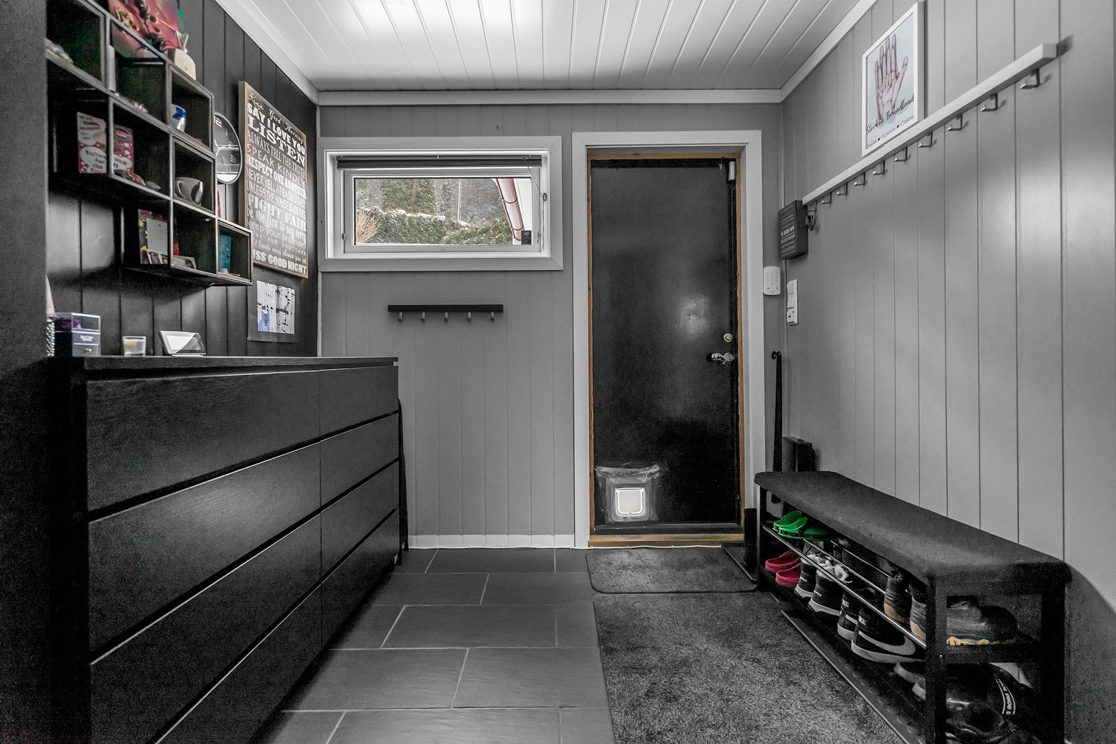 Entré/vindfang med flislagt gulv, panel på vegger og tak. God plass til å henge fra seg yttertøy og sko. Varme i gulv. Galleribilde