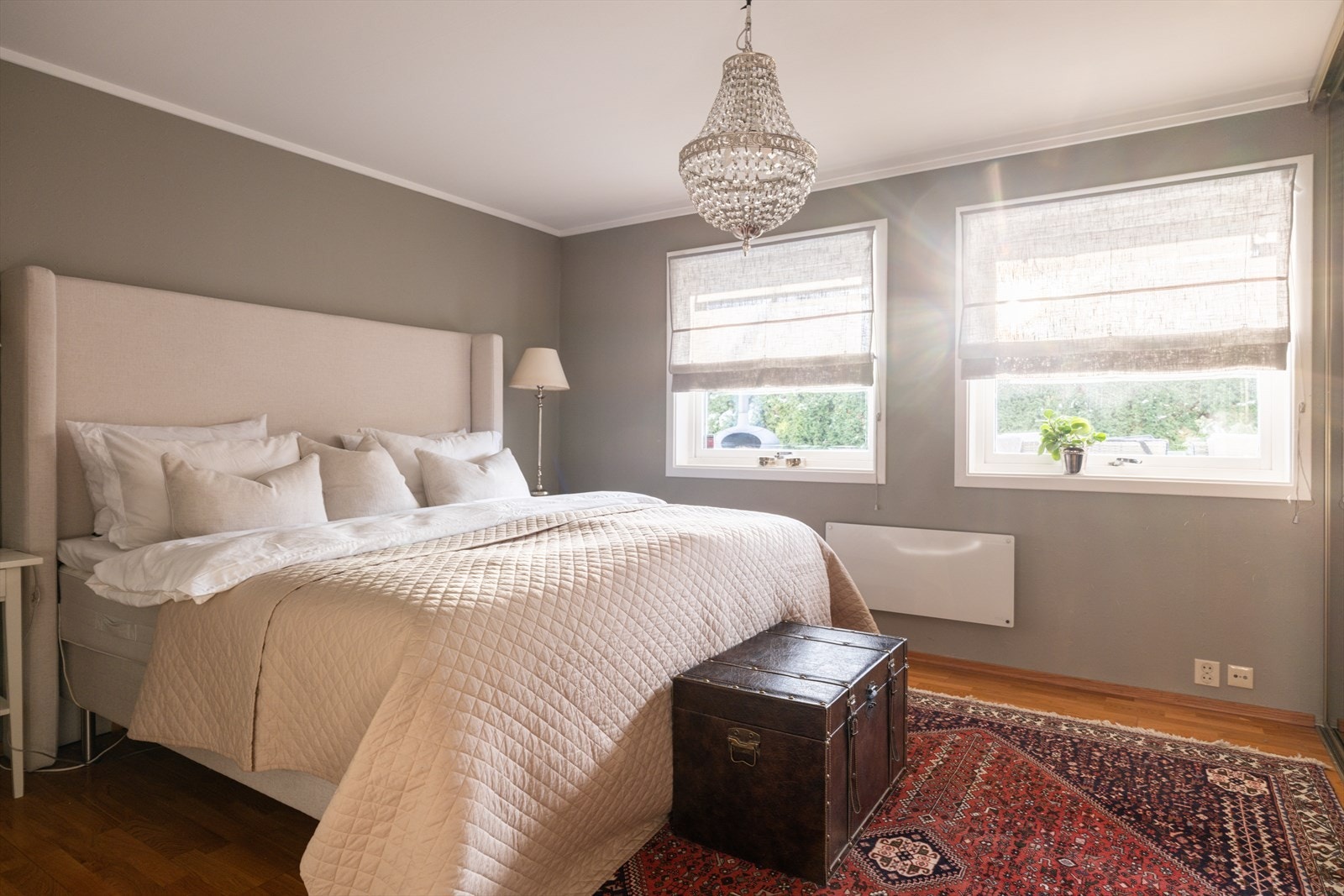 Stort hovedsoverom i underetasjen. Galleribilde