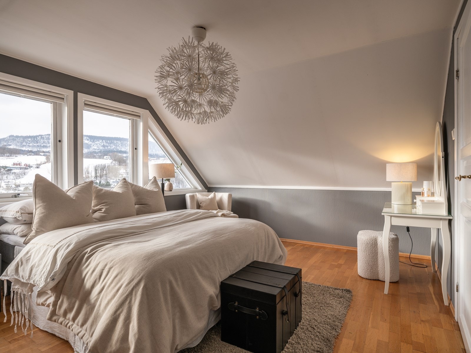 Store vindusflater og flott utsikt. Galleribilde