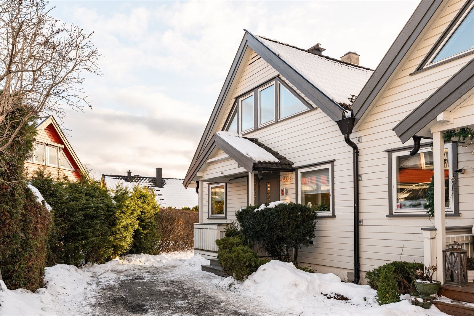 Biloppstillingsplass foran boligen. Galleribilde