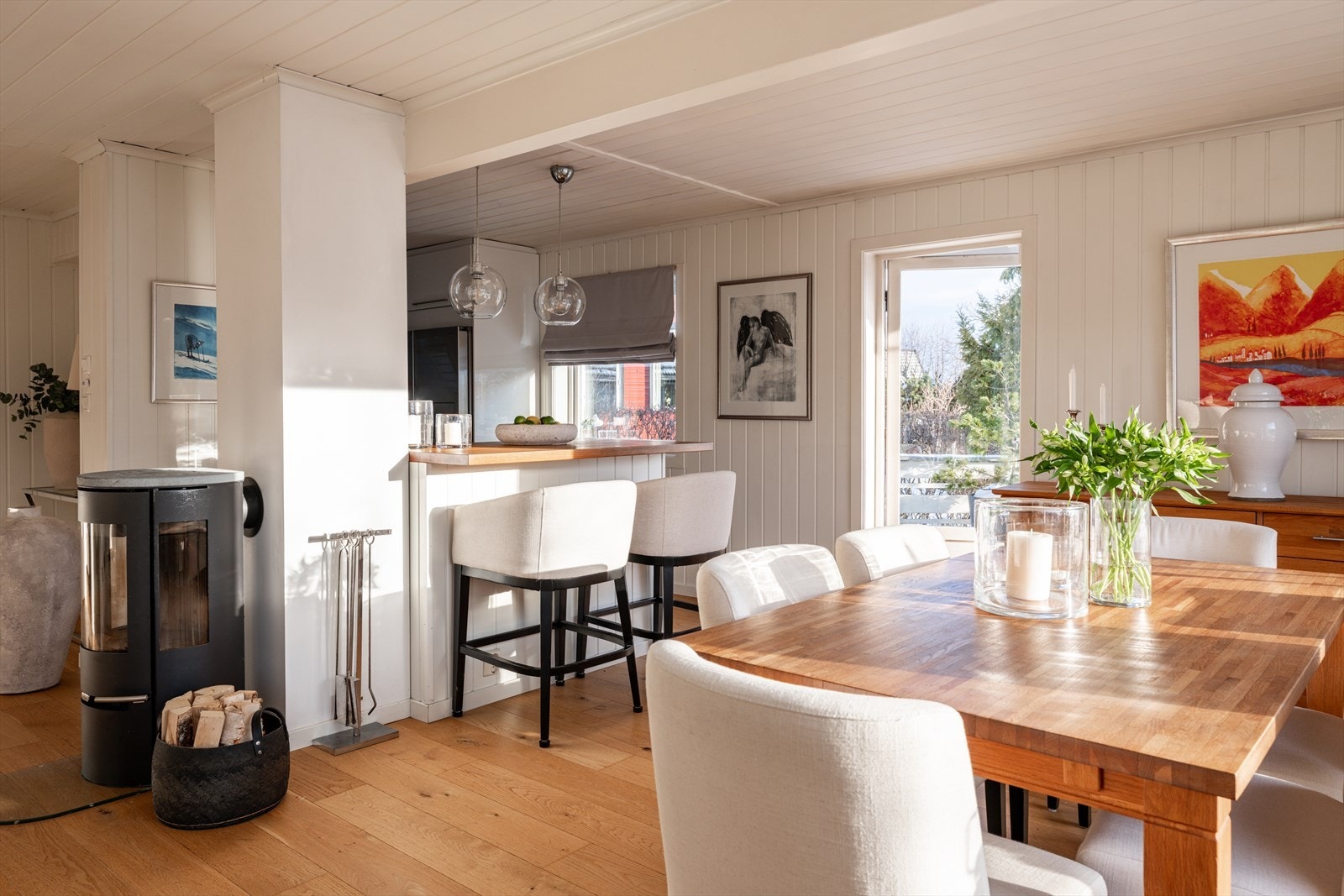 Stuen binder sammen spiseplass og kjøkken, med god flyt mellom sonene. Galleribilde