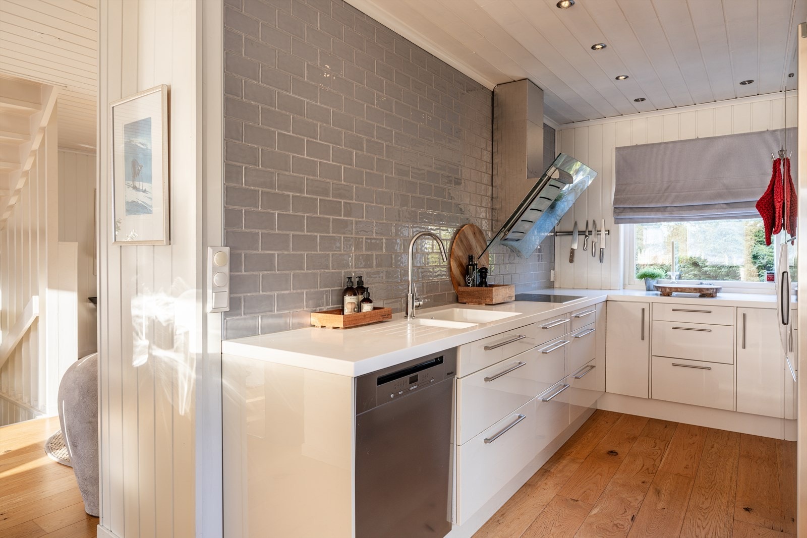 Innredning i glatte fronter og benkeplate i akryl/plastmateriale. Galleribilde