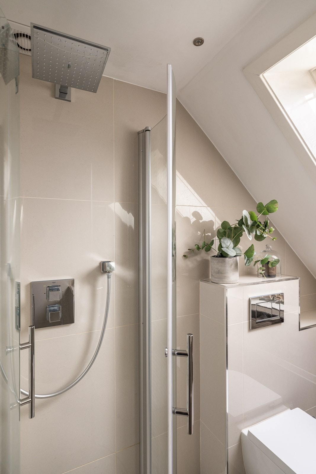 Dusjhjørne med regnfallsarmatur. Galleribilde