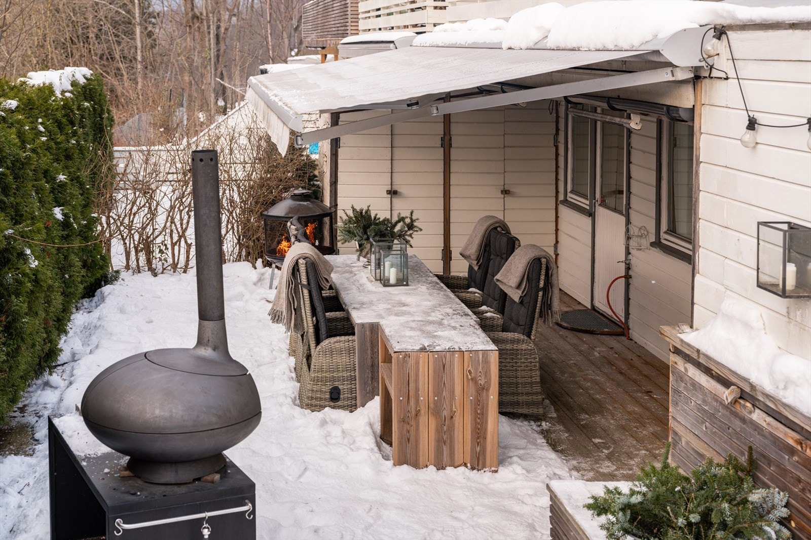 Markise for ekstra skjerming og oppbevaring i utvendig bod på 6 kvm. Galleribilde