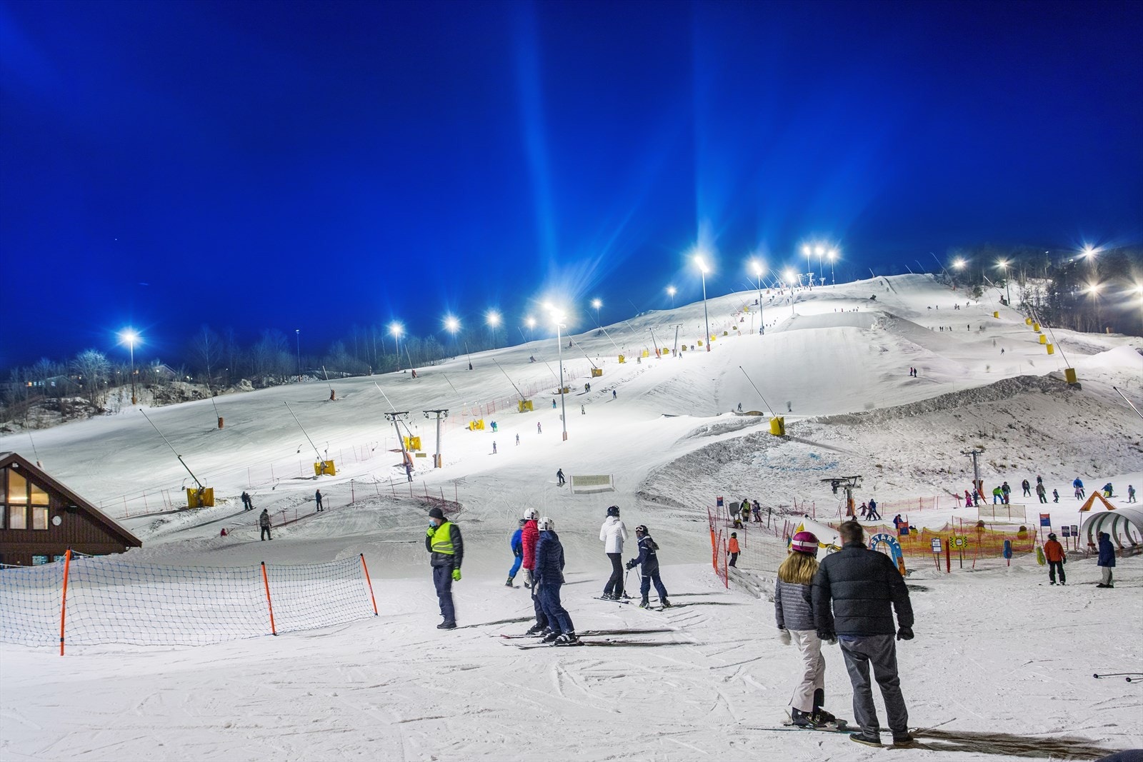 Kirkerudbakken skisenter, Asker og Bærums største alpinanlegg, ligger ca. 1,5 km unna. Galleribilde
