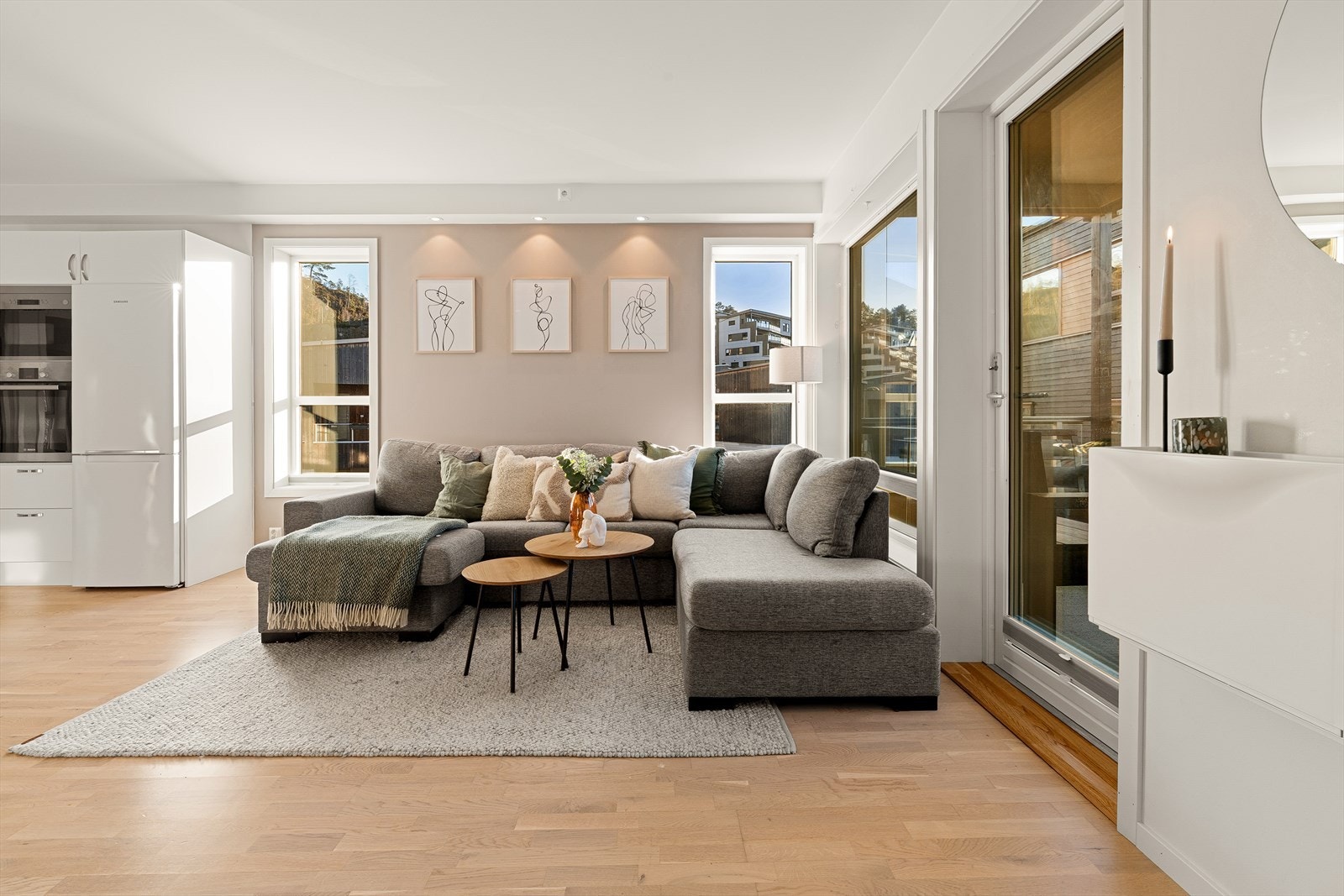 Godt med naturlig lysinnslipp fra store vindusflater. Galleribilde