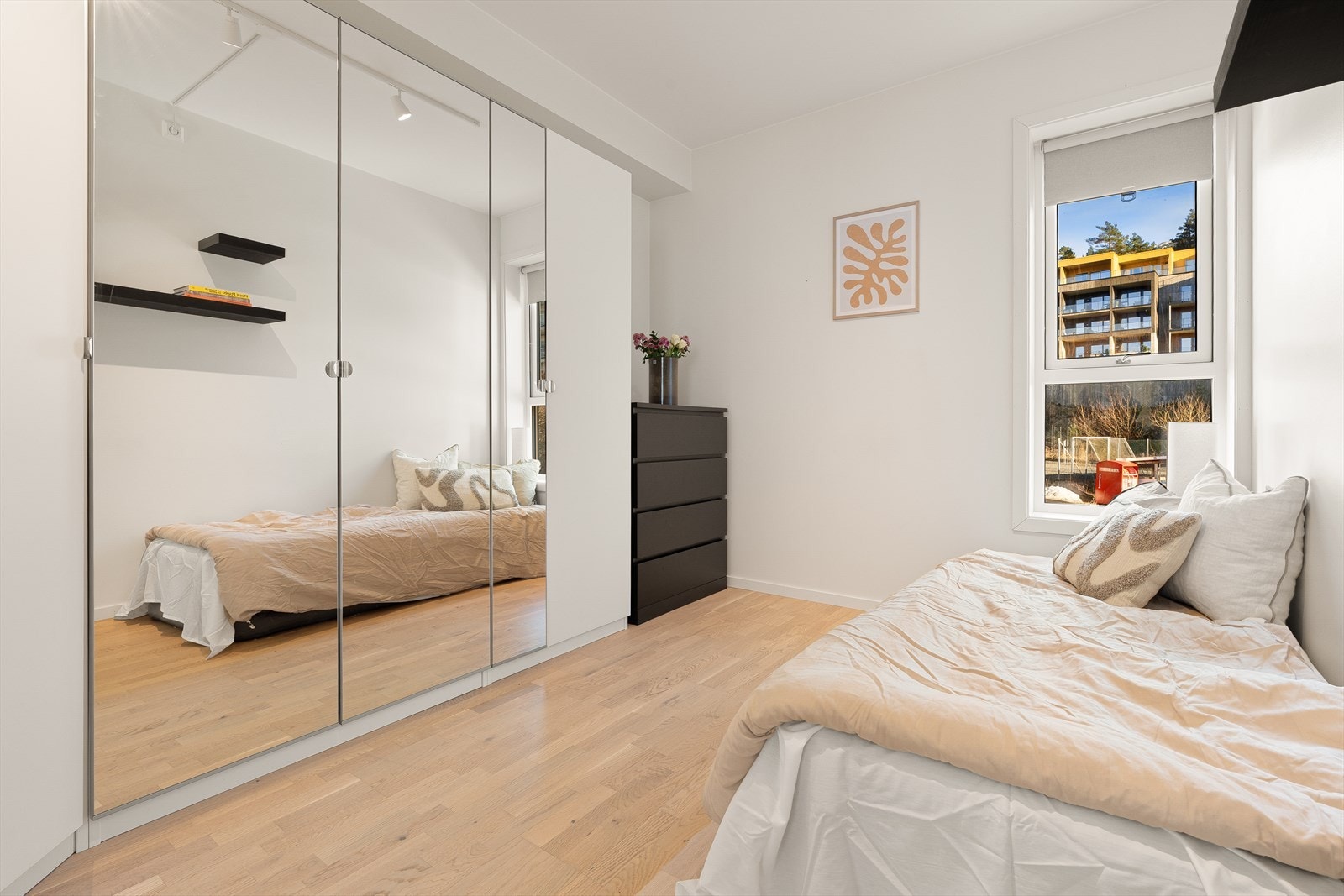 Det andre soverommet passer perfekt som gjesterom, barnerom, hobbyrom eller kontor. Galleribilde