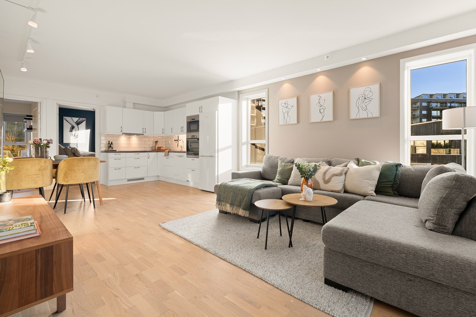 Lys og lekker stue med gode innredningsmuligheter. Galleribilde