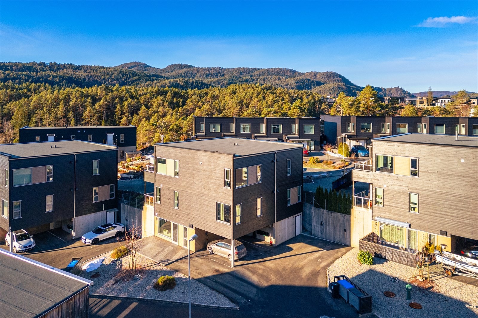 Fra eiendommen er det gangavstand til barnehage, barneskole og dagligvareforretning og en kort kjøretur til ungdomsskole og videregåendeskole. Galleribilde