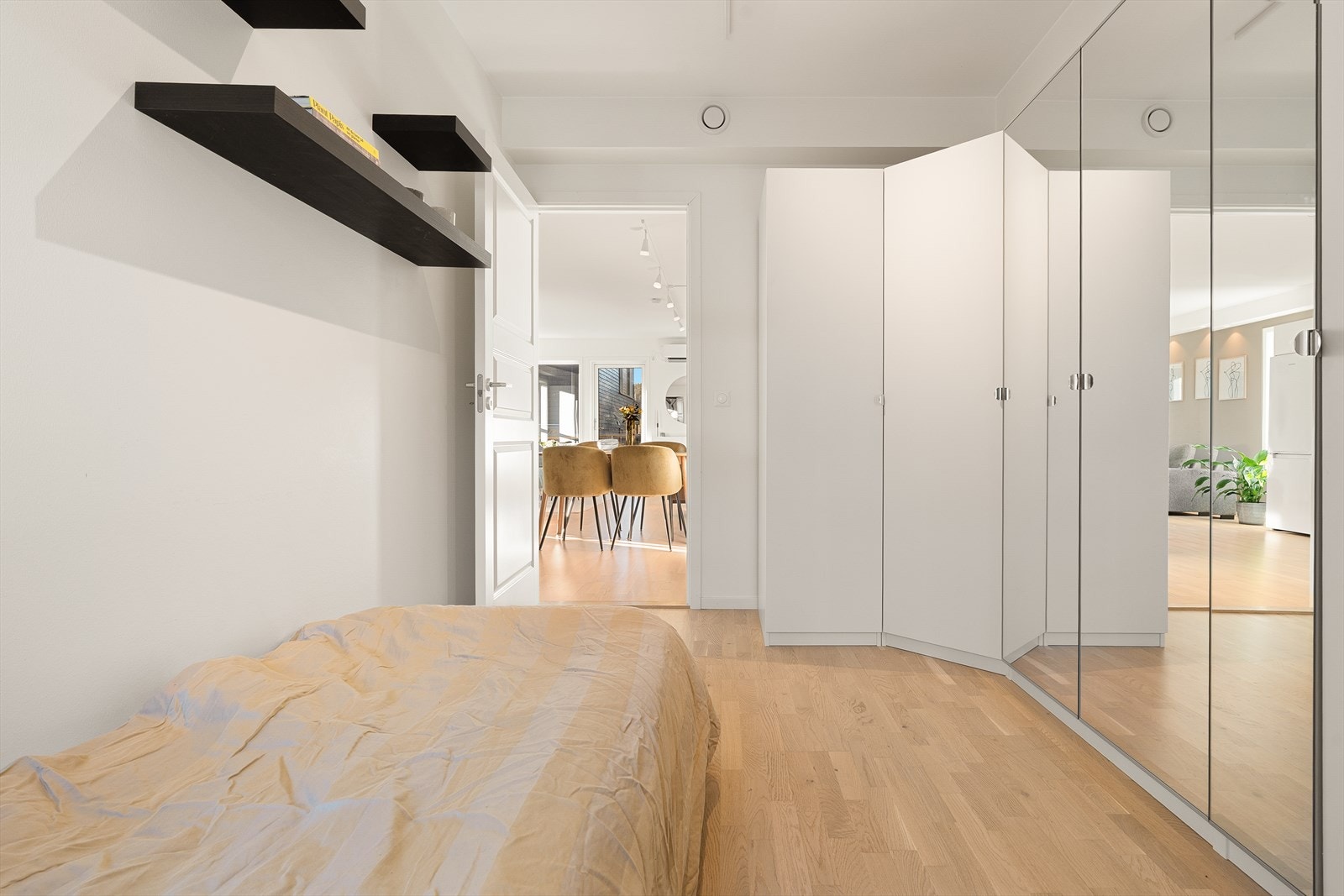 Rommet er innredet med en stor garderobe som sørger for godt med oppbevaringsplass. Galleribilde