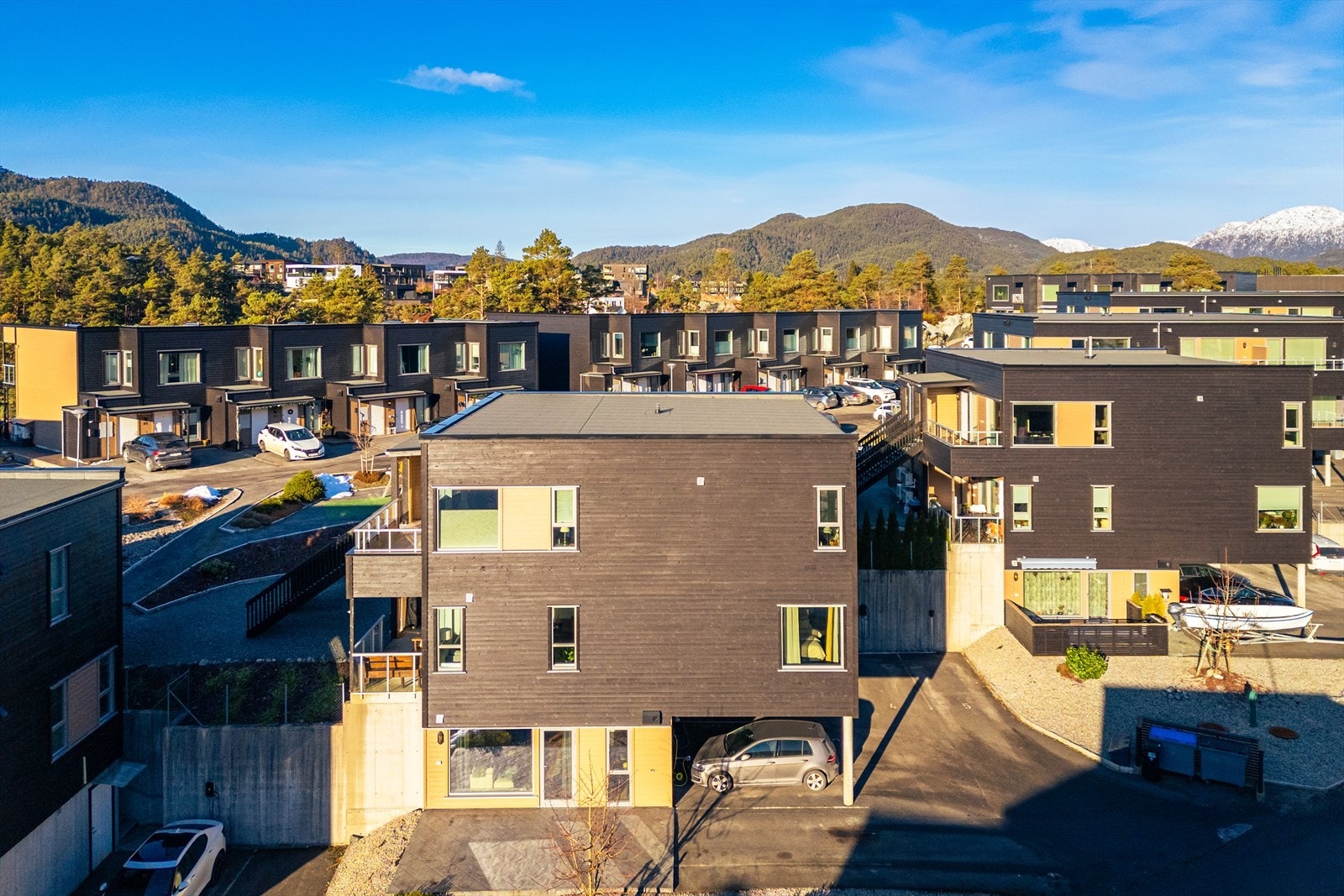 Eiendommen ligger en ca. 5-10 minutters kjøretur fra Os Sentrum med alle sine butikker, service-, kultur- og serveringstilbud. Til Bergen Sentrum kan du ta deg med 610 bussen eller en rask 25 minutters kjøretur. Galleribilde