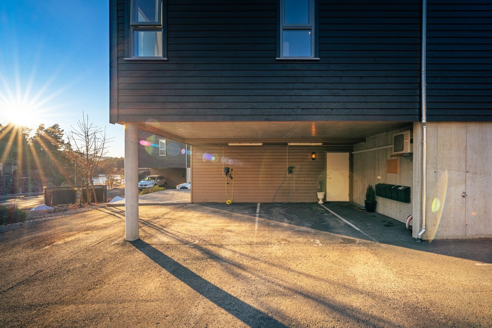 Parkering i carport med elbillader. Galleribilde