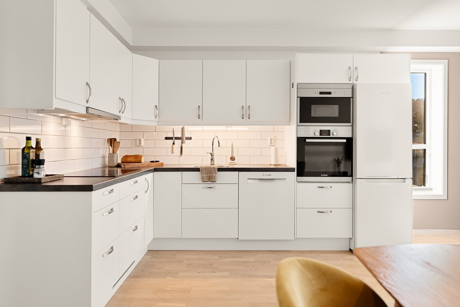 Integrert stekeovn, mikrobølgeovn og induksjonstopp. Oppvaskmaskin og kjøle/fryseskap i innredningen. Galleribilde