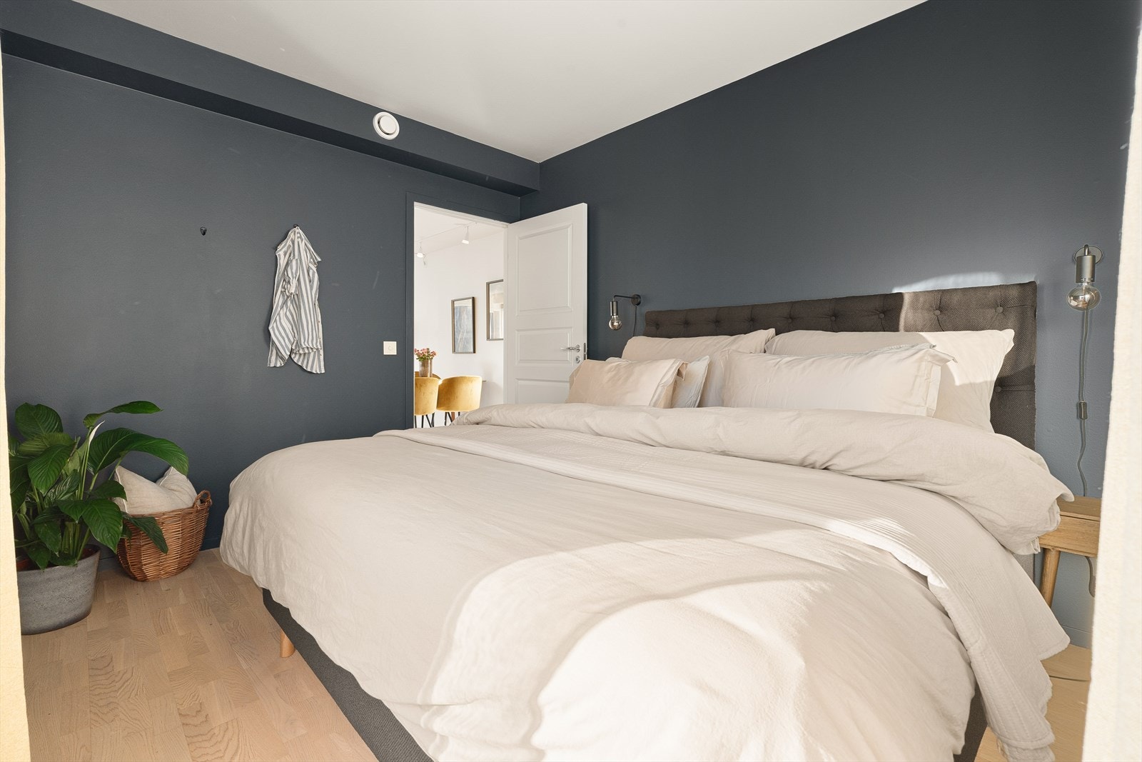 Det er god plass til å innrede med stor seng, nattbord og annet ønsket møblement. Galleribilde